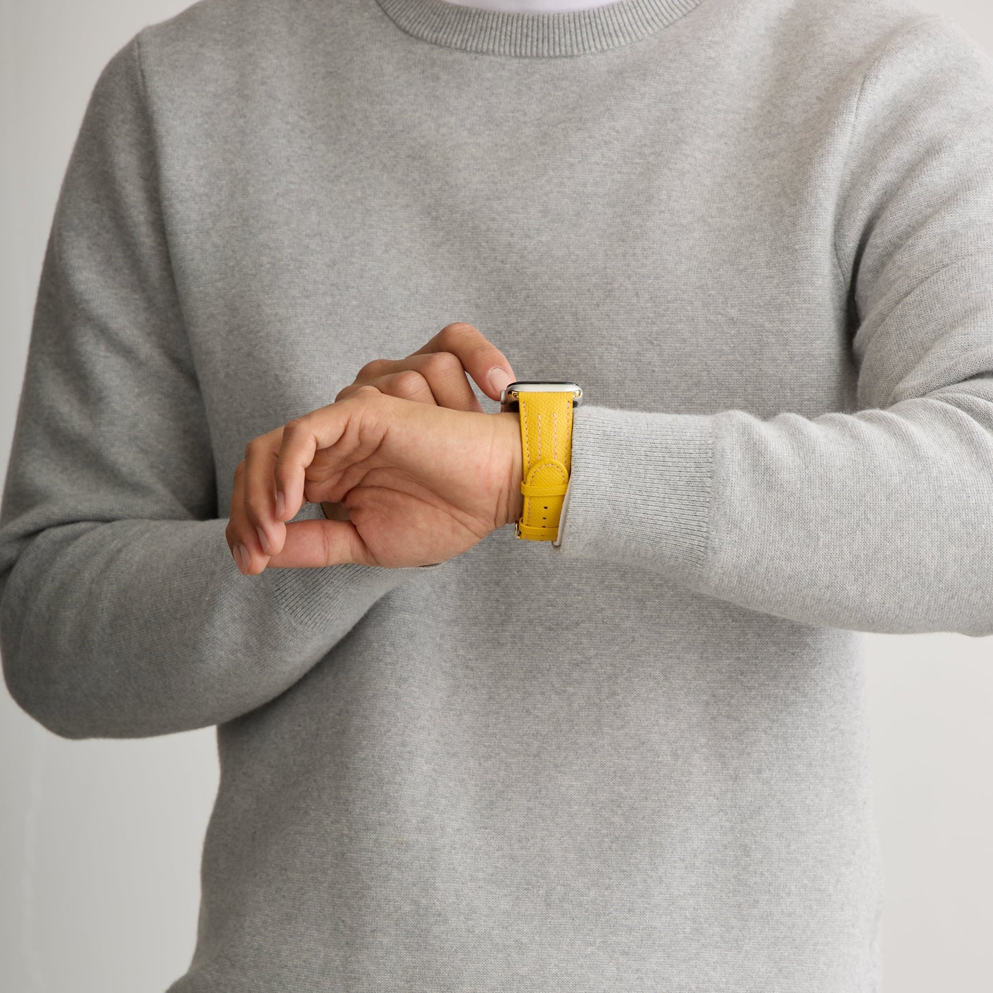 AppleWatchレザーバンド【42mm/44mm/45mm】(色:イエロー×ホワイトパープル)人物写真1