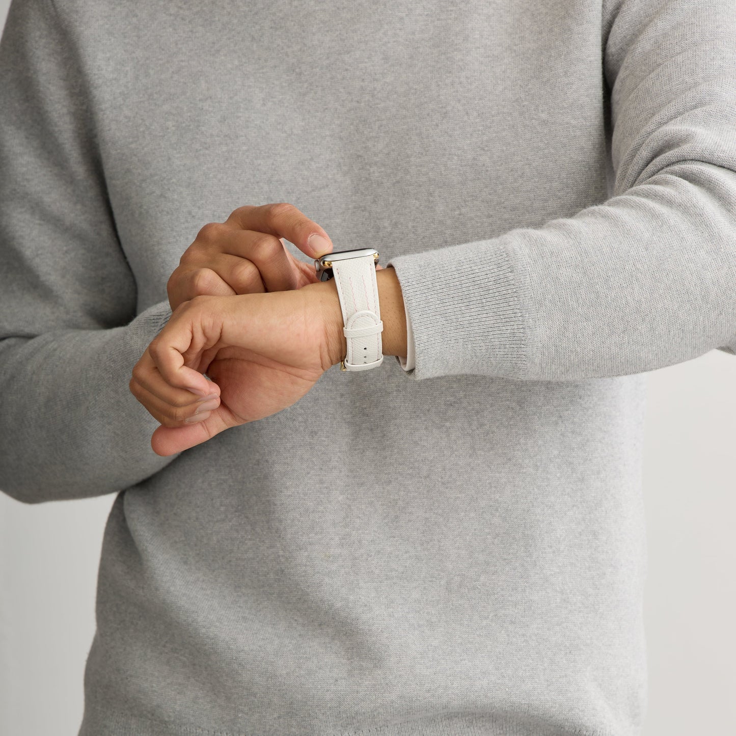 AppleWatchレザーバンド【42mm/44mm/45mm】(色:ホワイト×ピンク)人物写真1