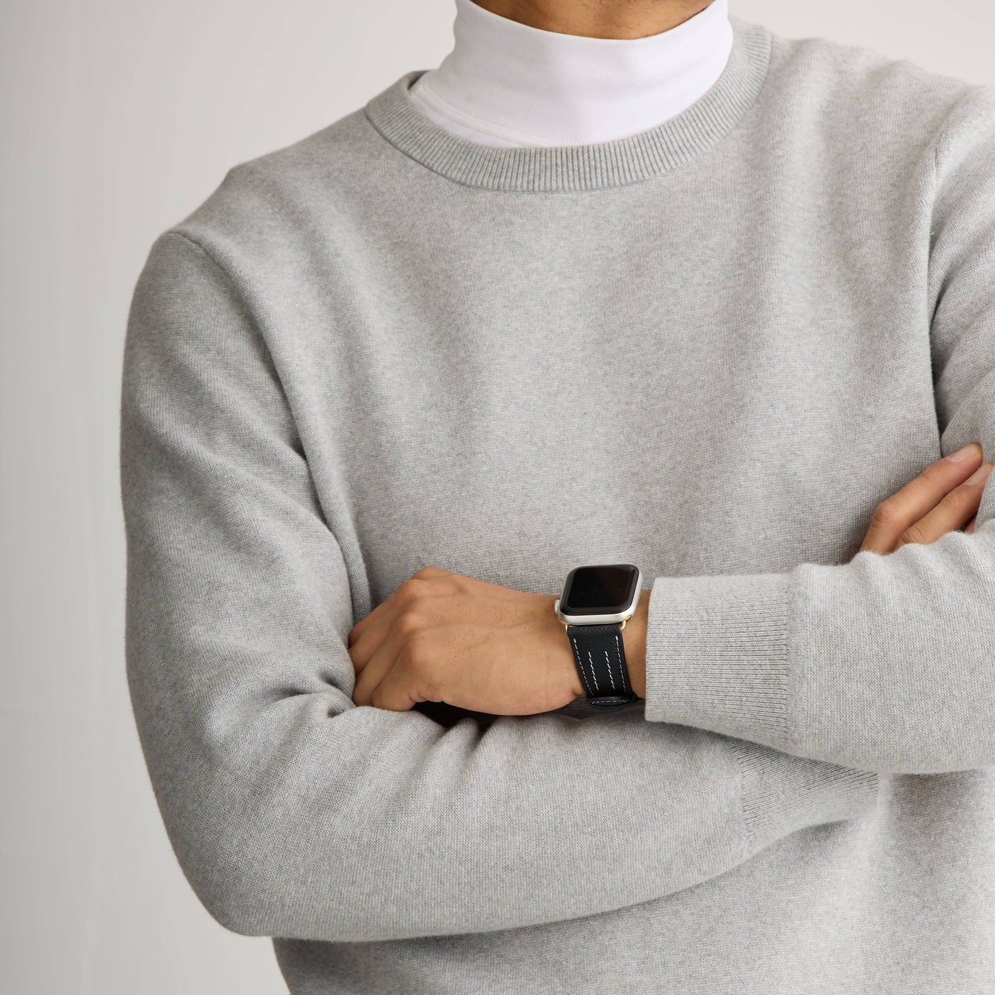 AppleWatchレザーバンド【42mm/44mm/45mm】(色:ブラック×ホワイト)人物写真1