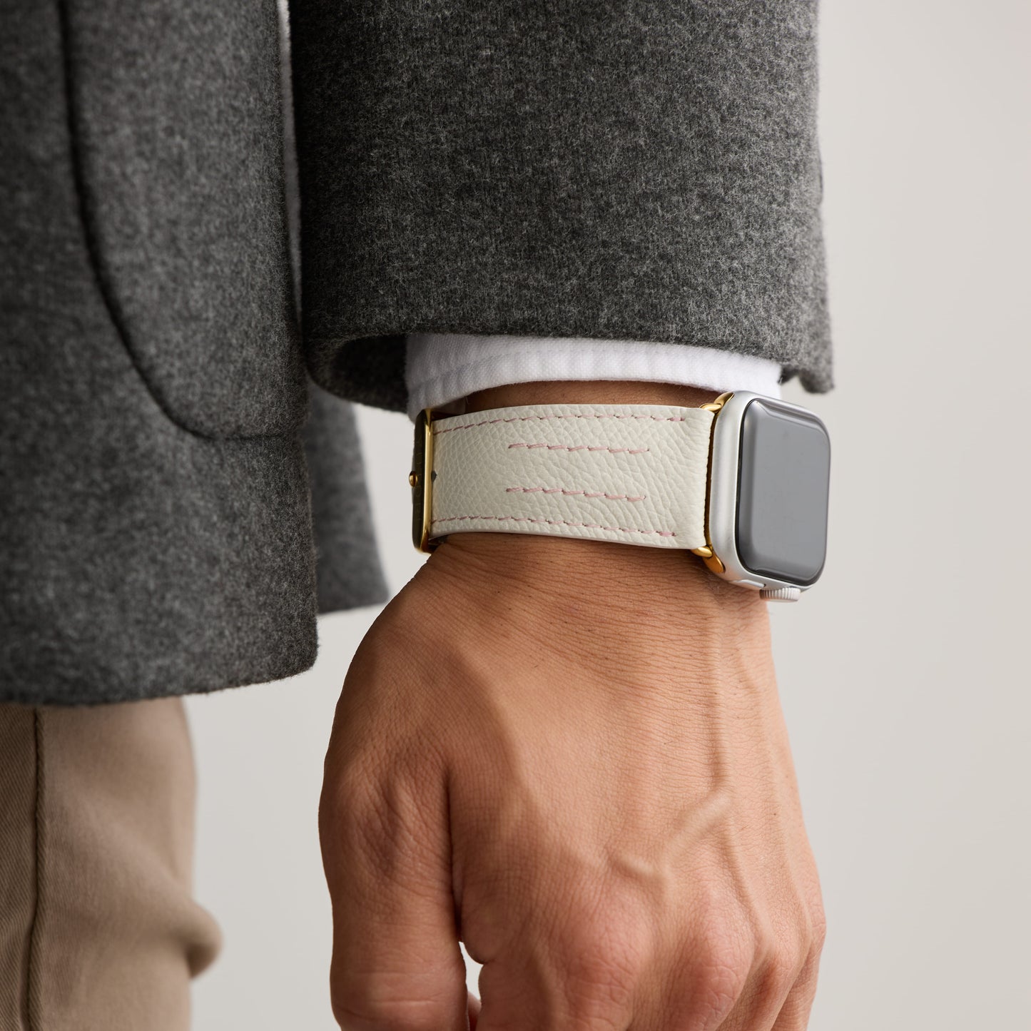 AppleWatchレザーバンド【38mm/40mm/41mm】(色:ホワイト×ピンク)人物写真1