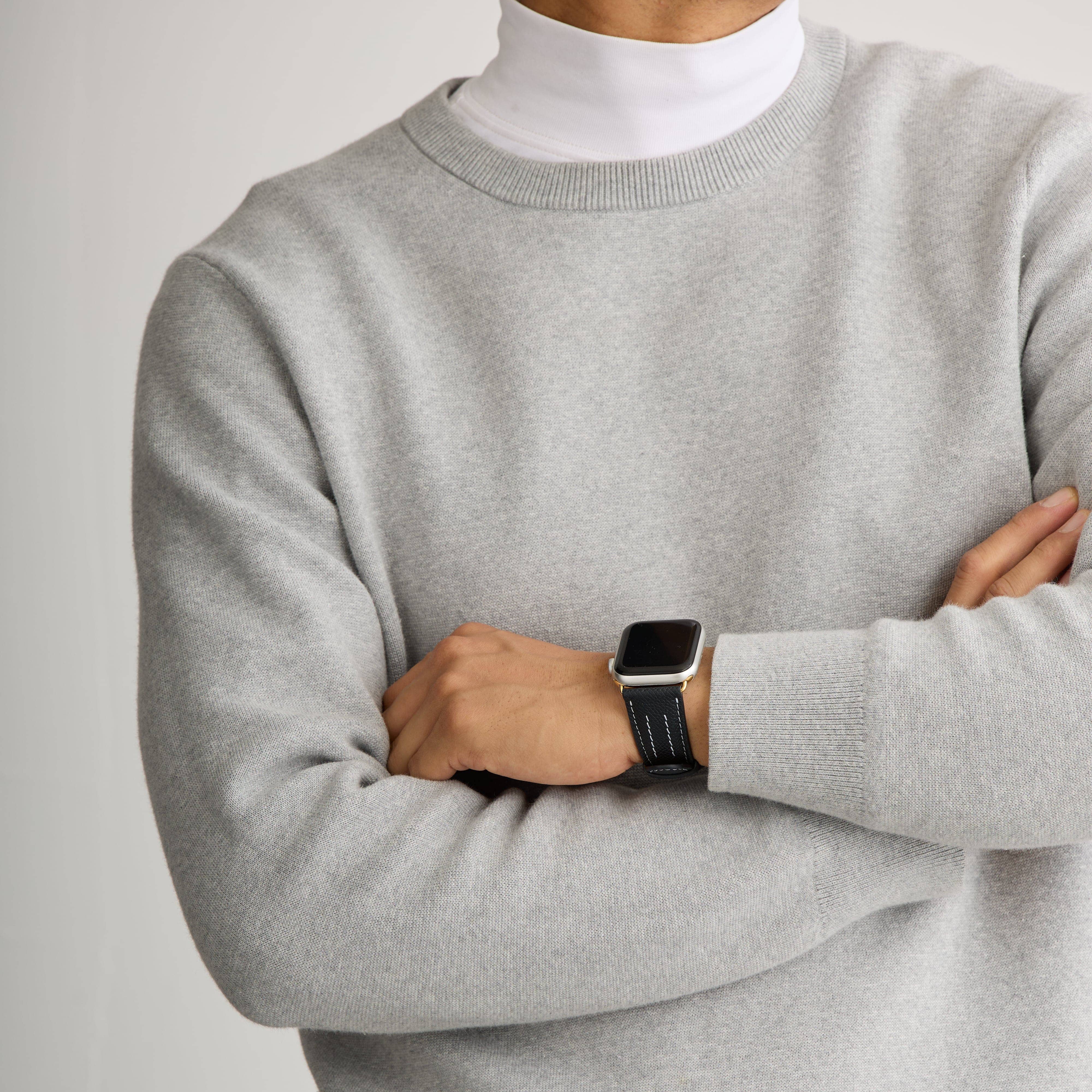 【YUTORI】AppleWatch用ラグジュアリーレザーバンド(色:ブラック)人物着用1