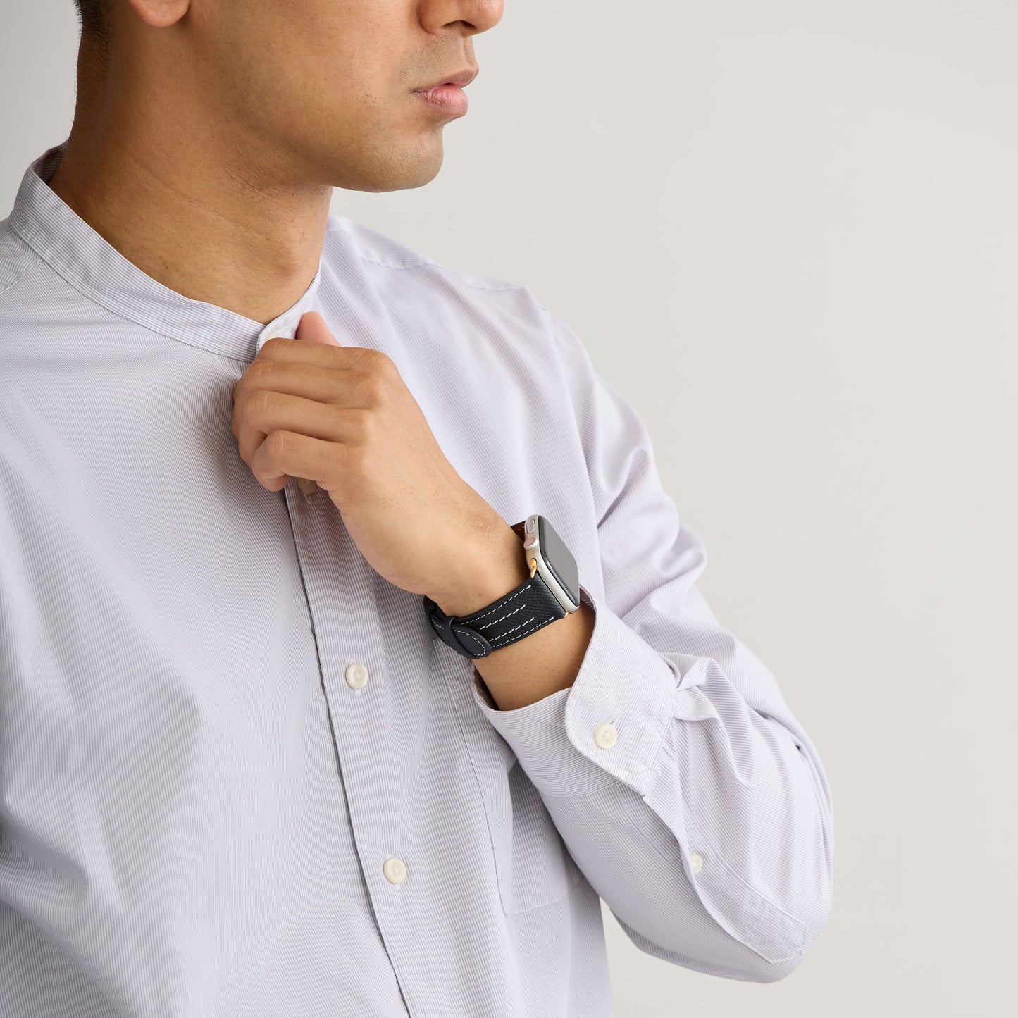 AppleWatchレザーバンド【42mm/44mm/45mm】(色:ブラック×ホワイト)人物写真2