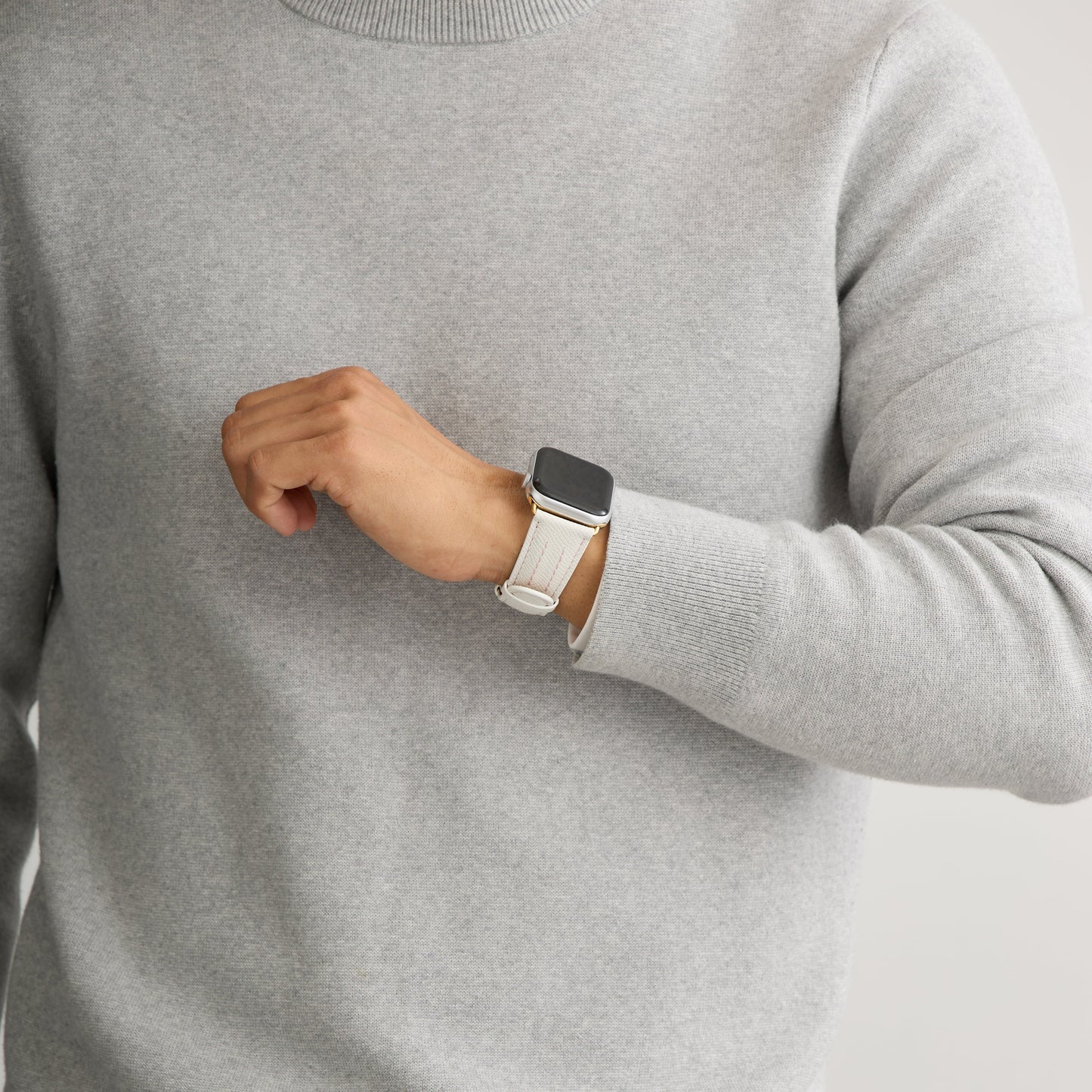 AppleWatchレザーバンド【42mm/44mm/45mm】(色:ホワイト×ピンク)人物写真2