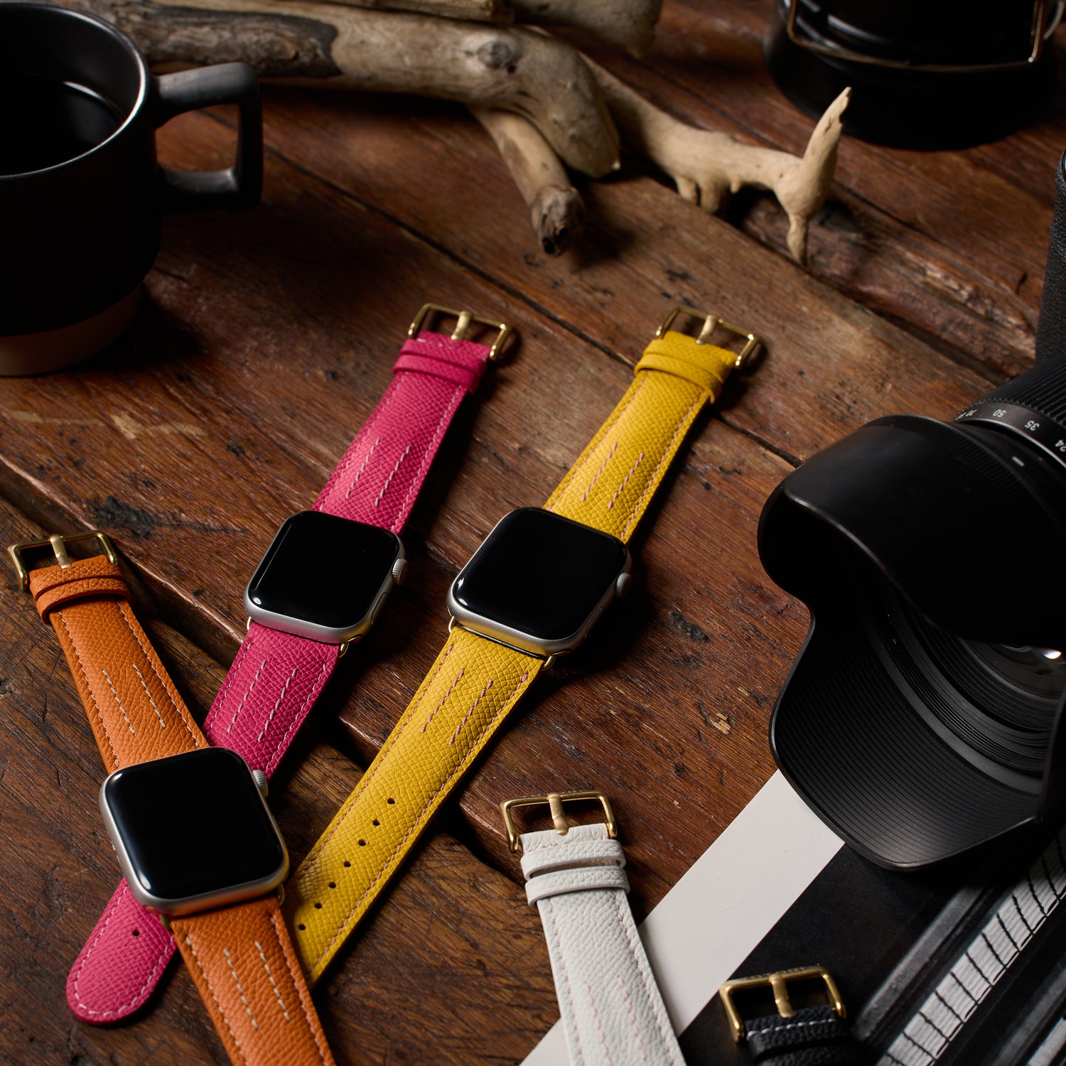 コーヒーとカメラに囲まれたAppleWatchレザーバンド