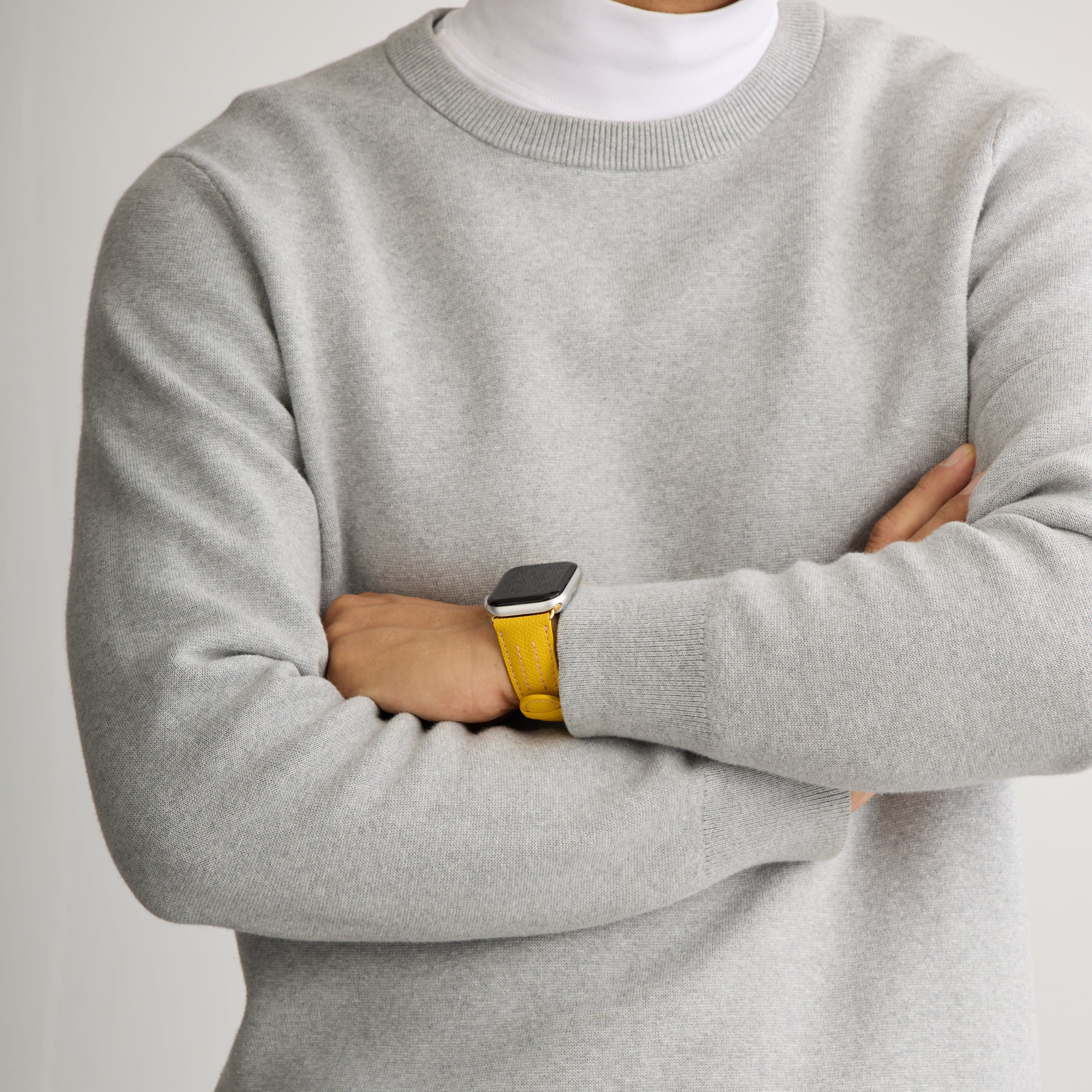 【YUTORI】AppleWatch用ラグジュアリーレザーバンド(色:イエロー)人部着用2