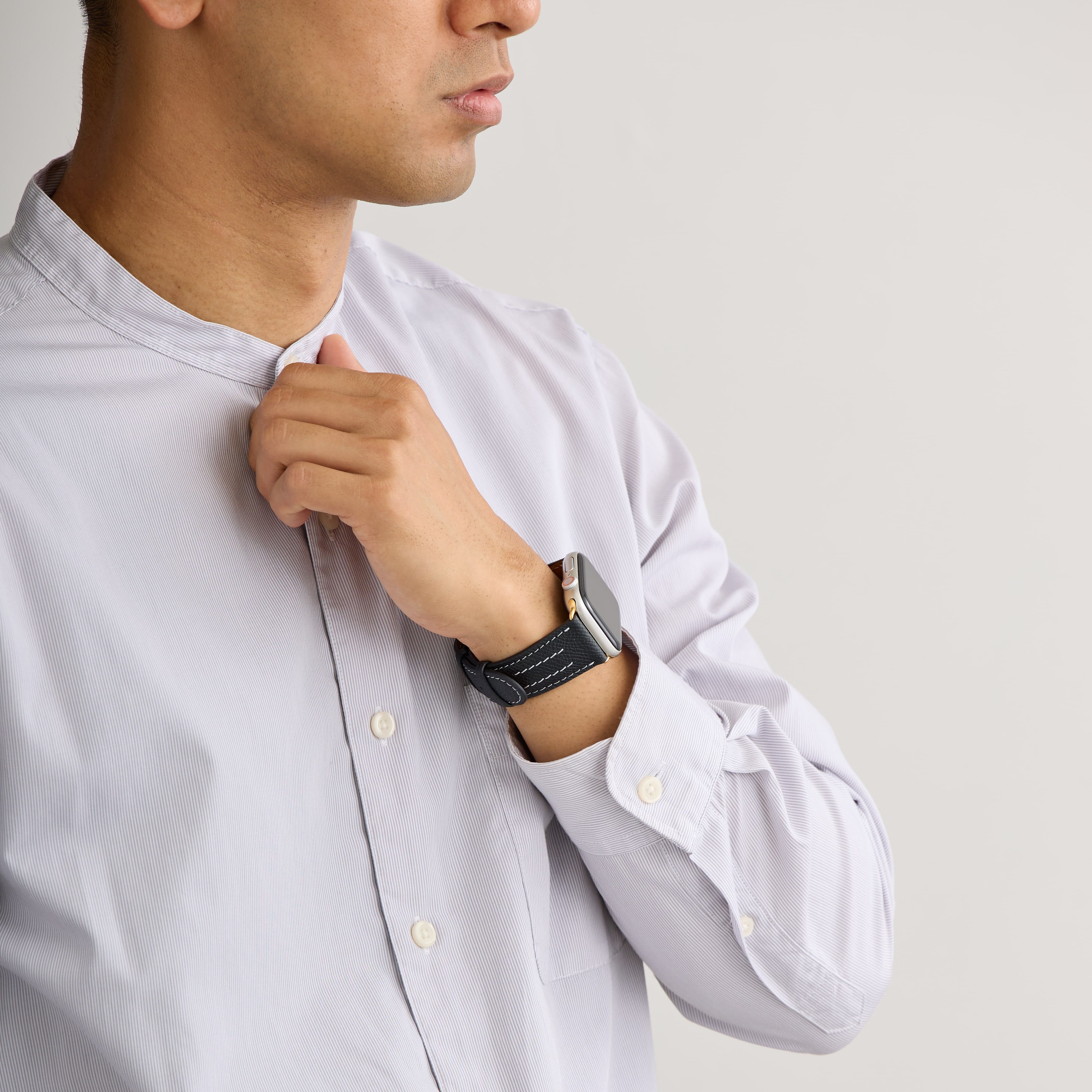 【YUTORI】AppleWatch用ラグジュアリーレザーバンド(色:ブラック)人物着用2