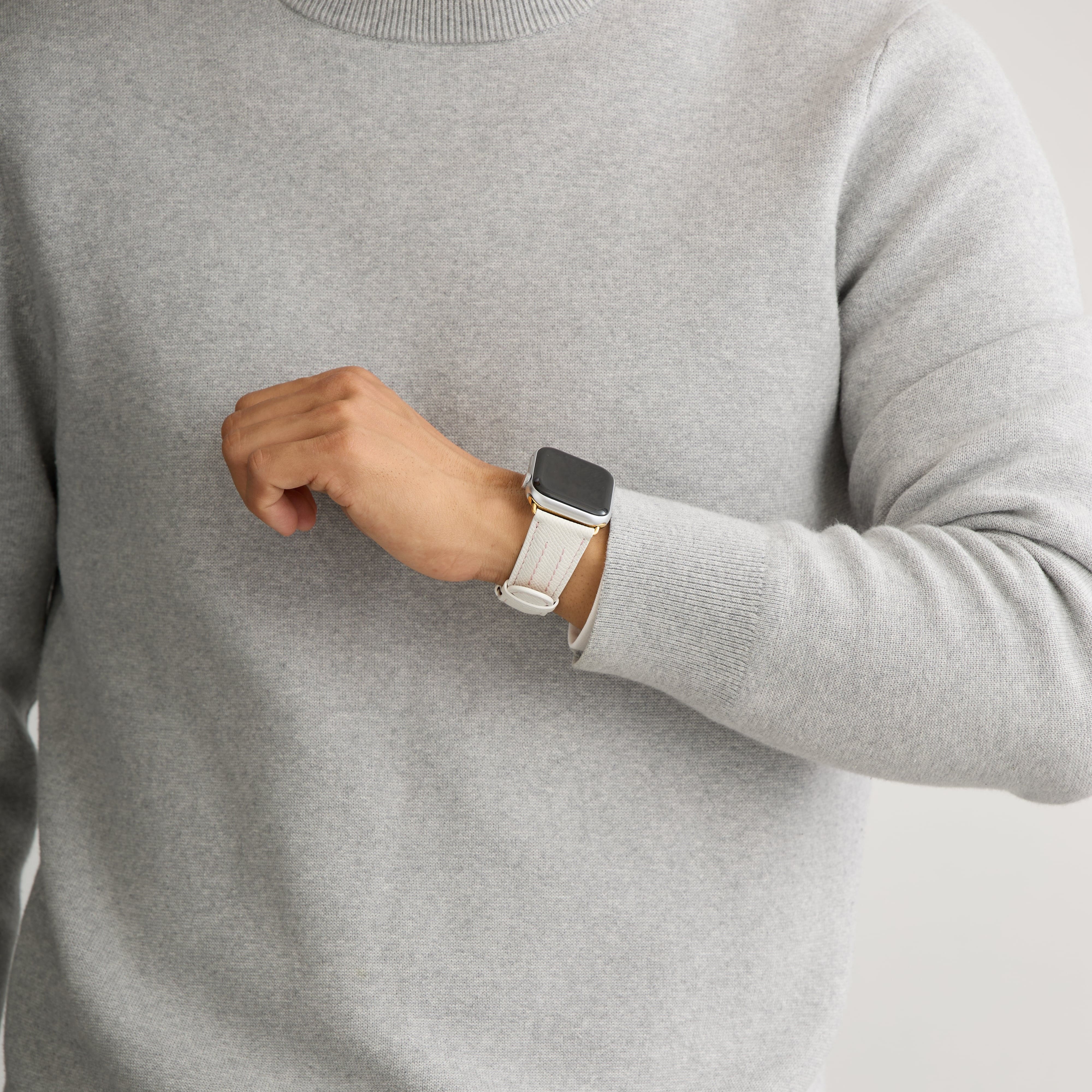 【YUTORI】AppleWatch用ラグジュアリーレザーバンド(色:ホワイト)人物着用2