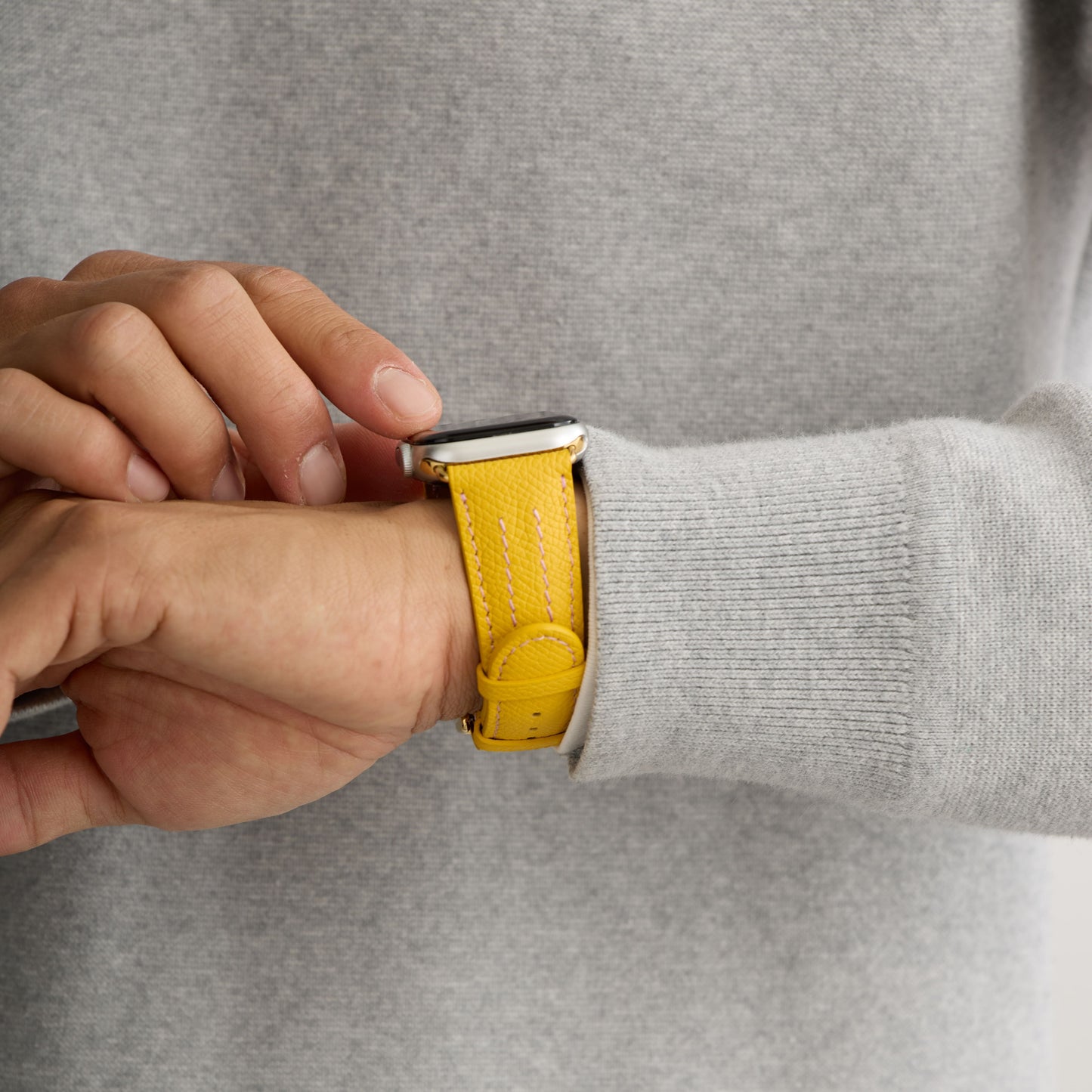 AppleWatchレザーバンド【42mm/44mm/45mm】(色:イエロー×ホワイトパープル)人物写真3