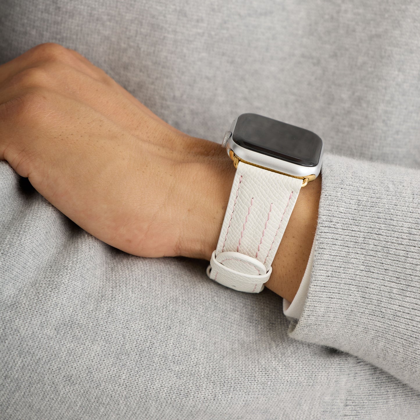 AppleWatchレザーバンド【42mm/44mm/45mm】(色:ホワイト×ピンク)人物写真3
