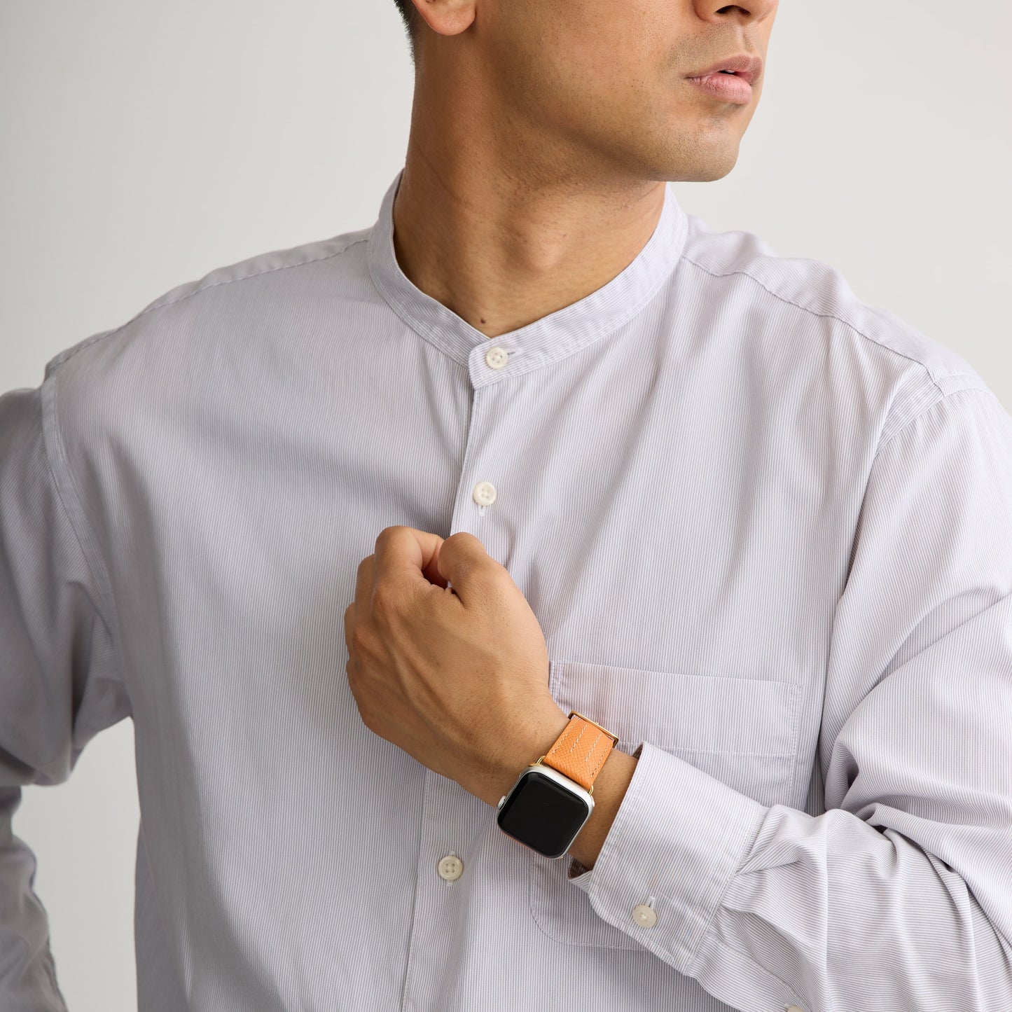 AppleWatchレザーバンド【42mm/44mm/45mm】(色:オレンジ×ゴールド)人物写真3