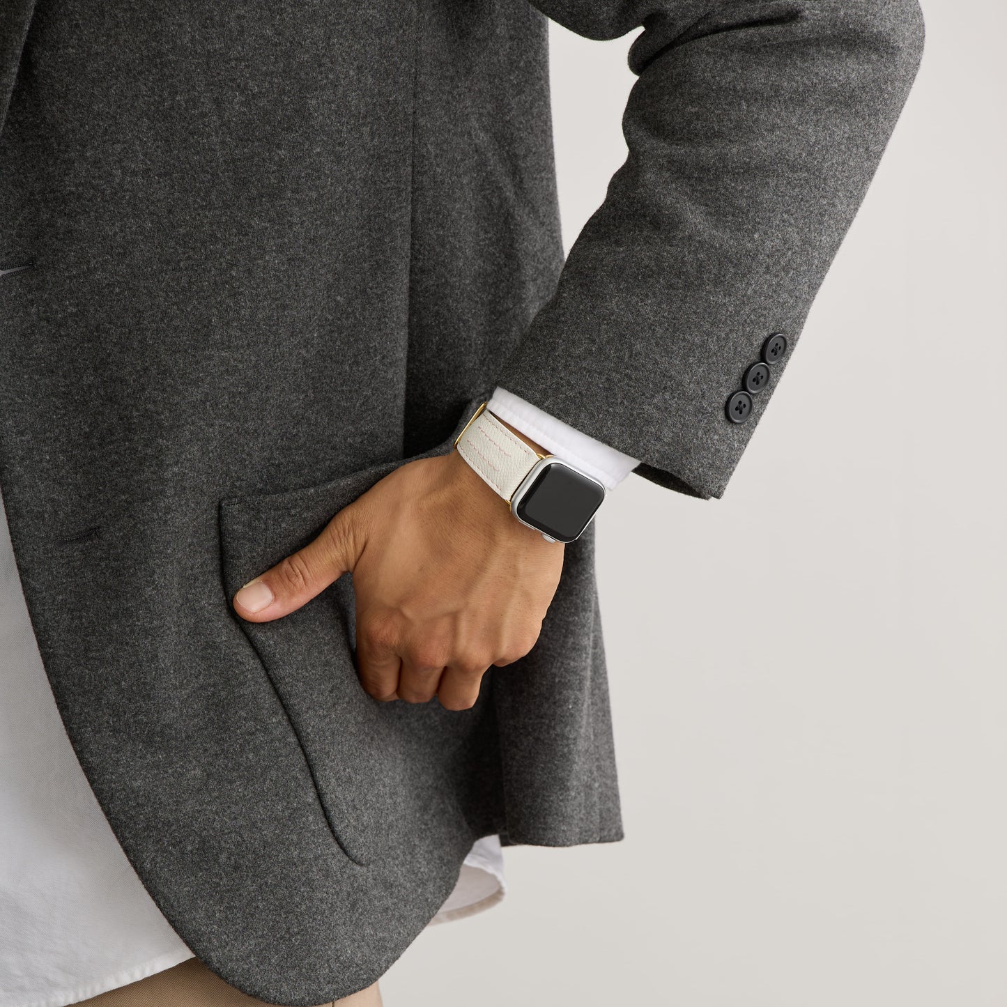 AppleWatchレザーバンド【38mm/40mm/41mm】(色:ホワイト×ピンク)人物写真3