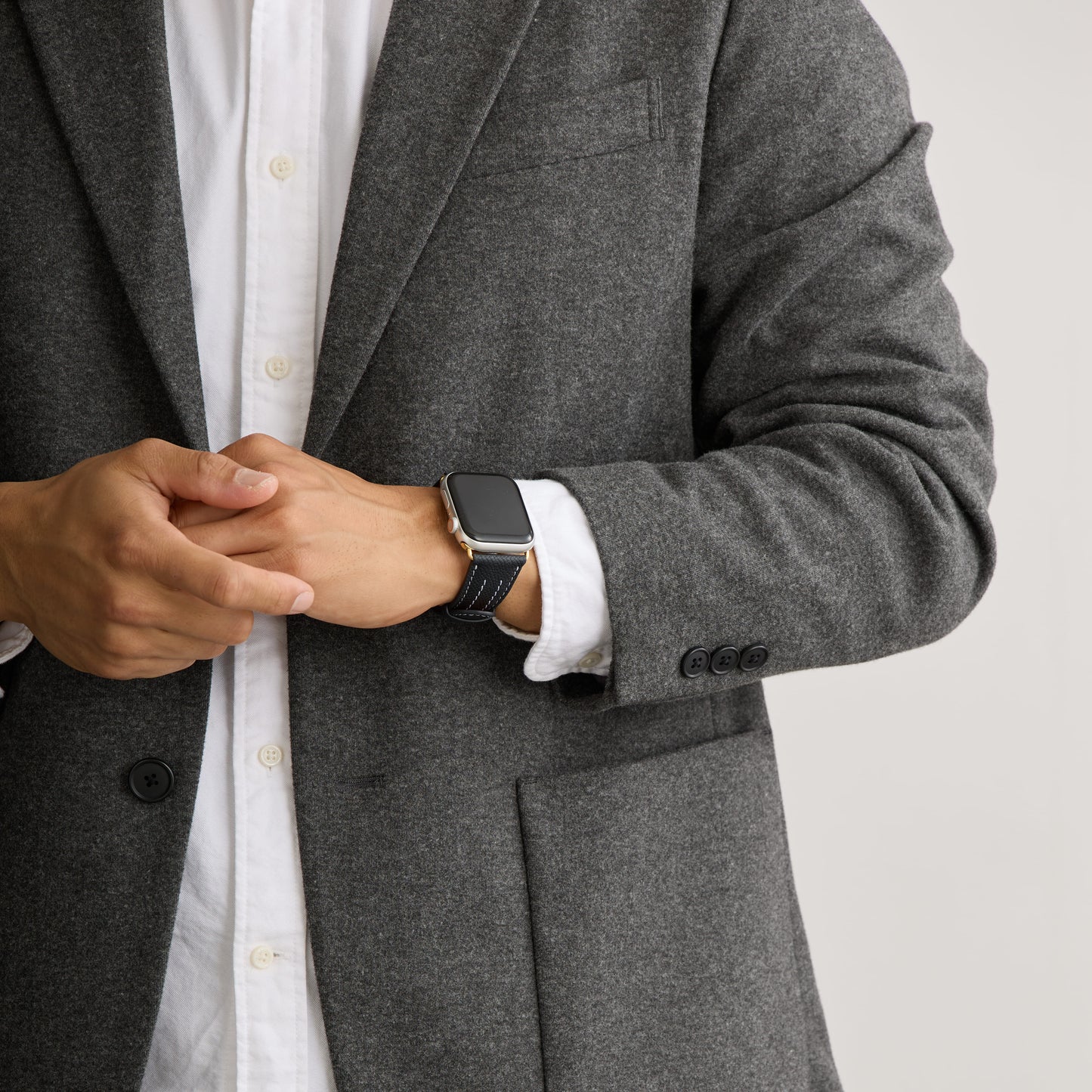 AppleWatchレザーバンド【38mm/40mm/41mm】(色:ブラック×ホワイト)人物写真3