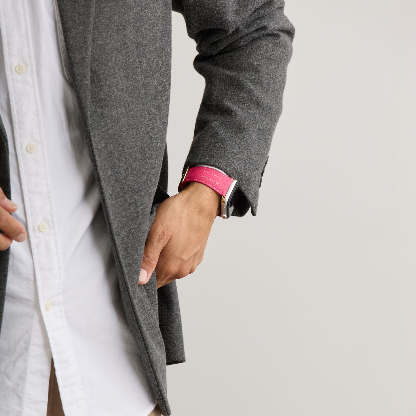 AppleWatchレザーバンド【38mm/40mm/41mm】(色:ピンク×ホワイトピンク)人物写真3
