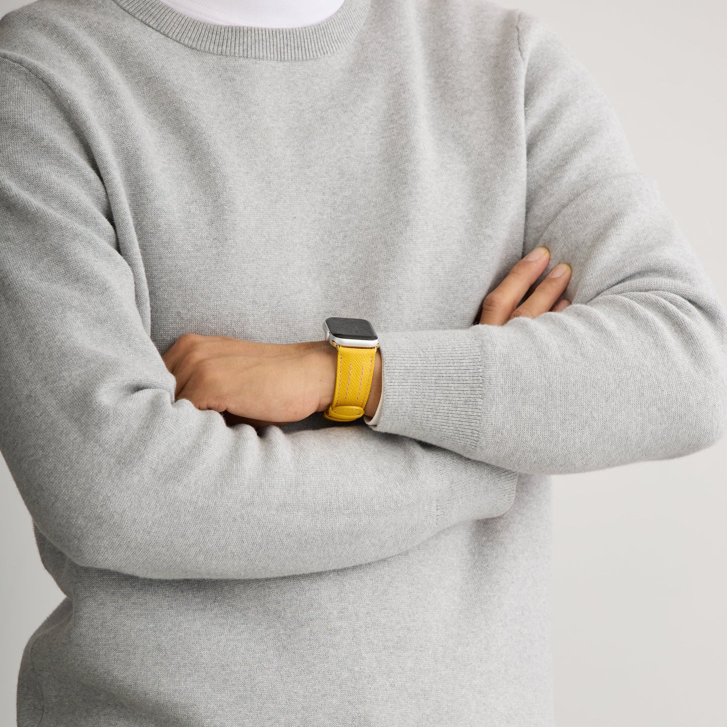 AppleWatchレザーバンド【42mm/44mm/45mm】(色:イエロー×ホワイトパープル)人物写真4