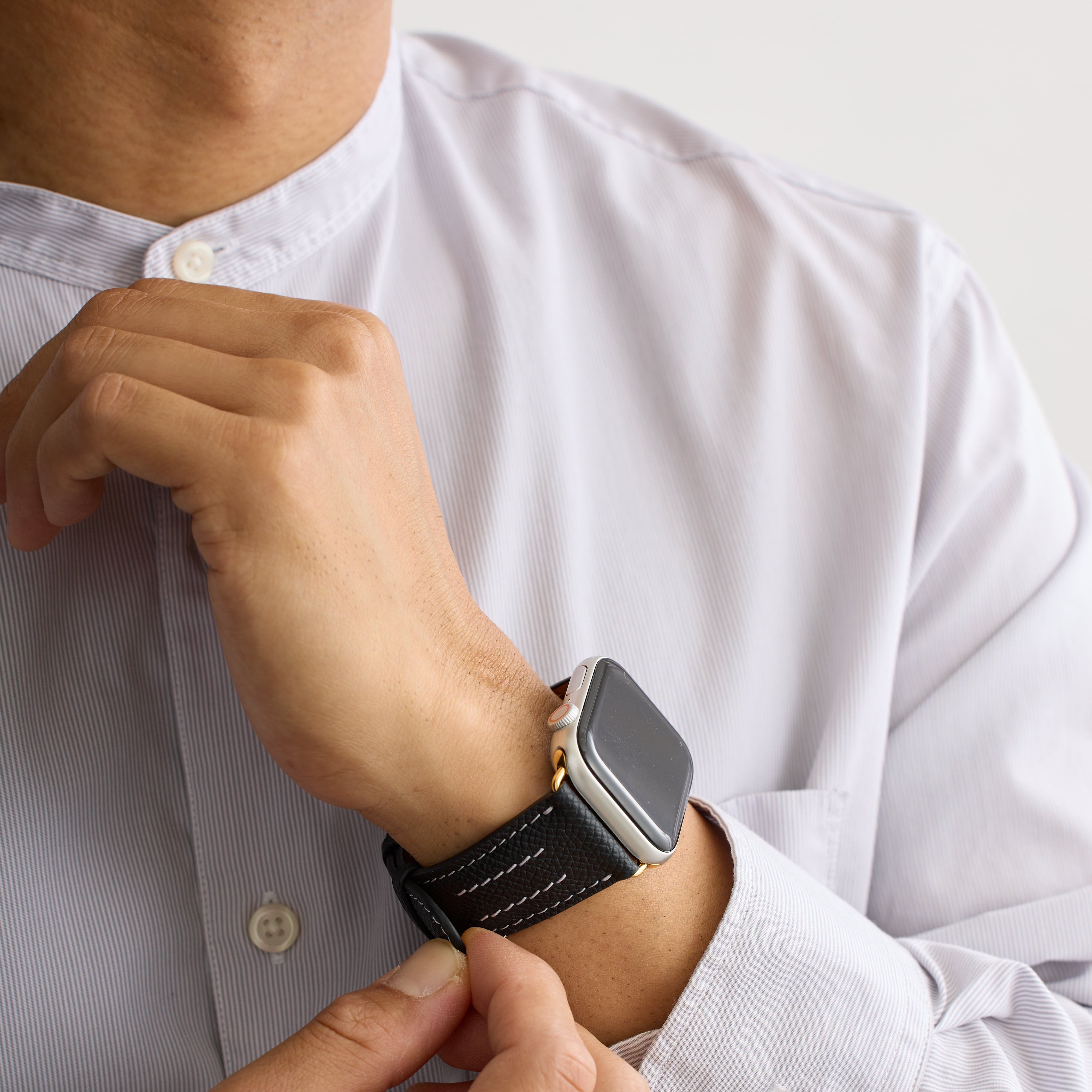 【YUTORI】AppleWatch用ラグジュアリーレザーバンド(色:ブラック)人物着用3