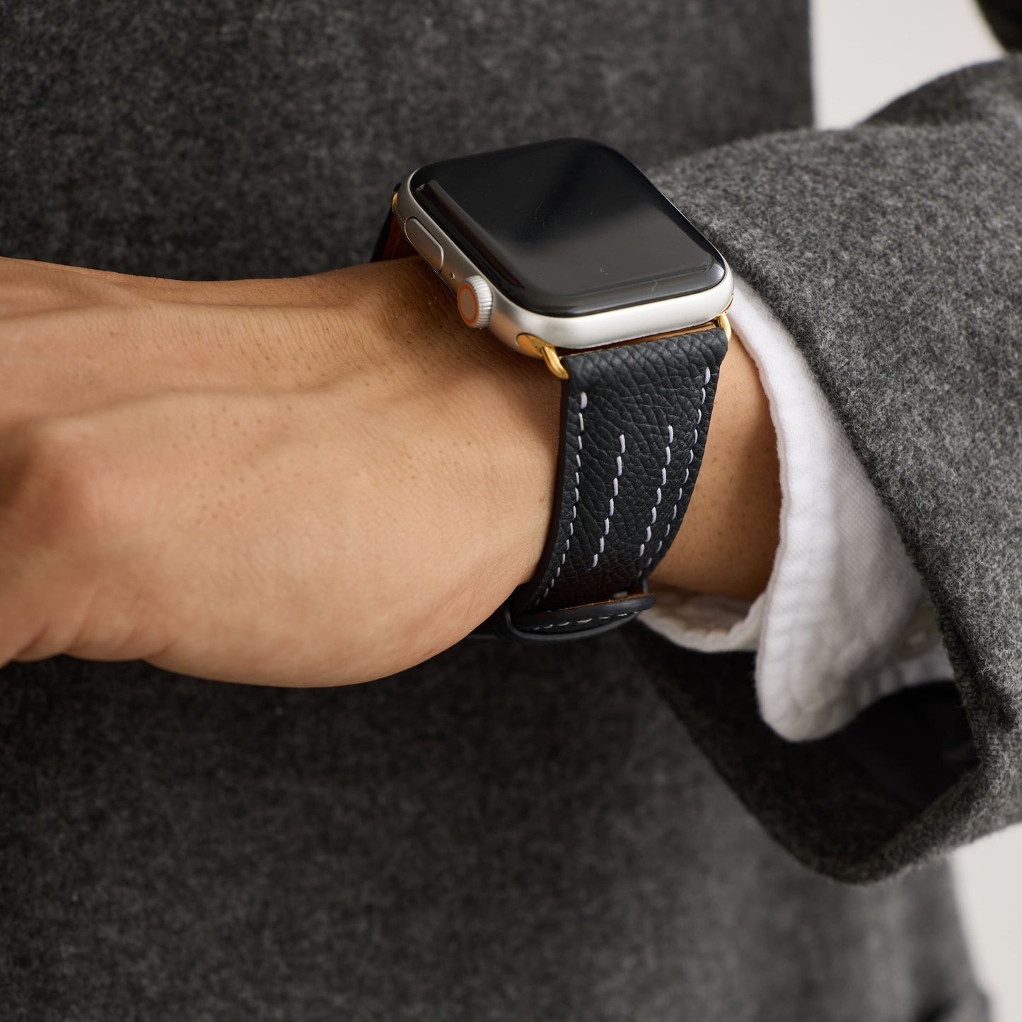 AppleWatchレザーバンド【38mm/40mm/41mm】(色:ブラック×ホワイト)人物写真4