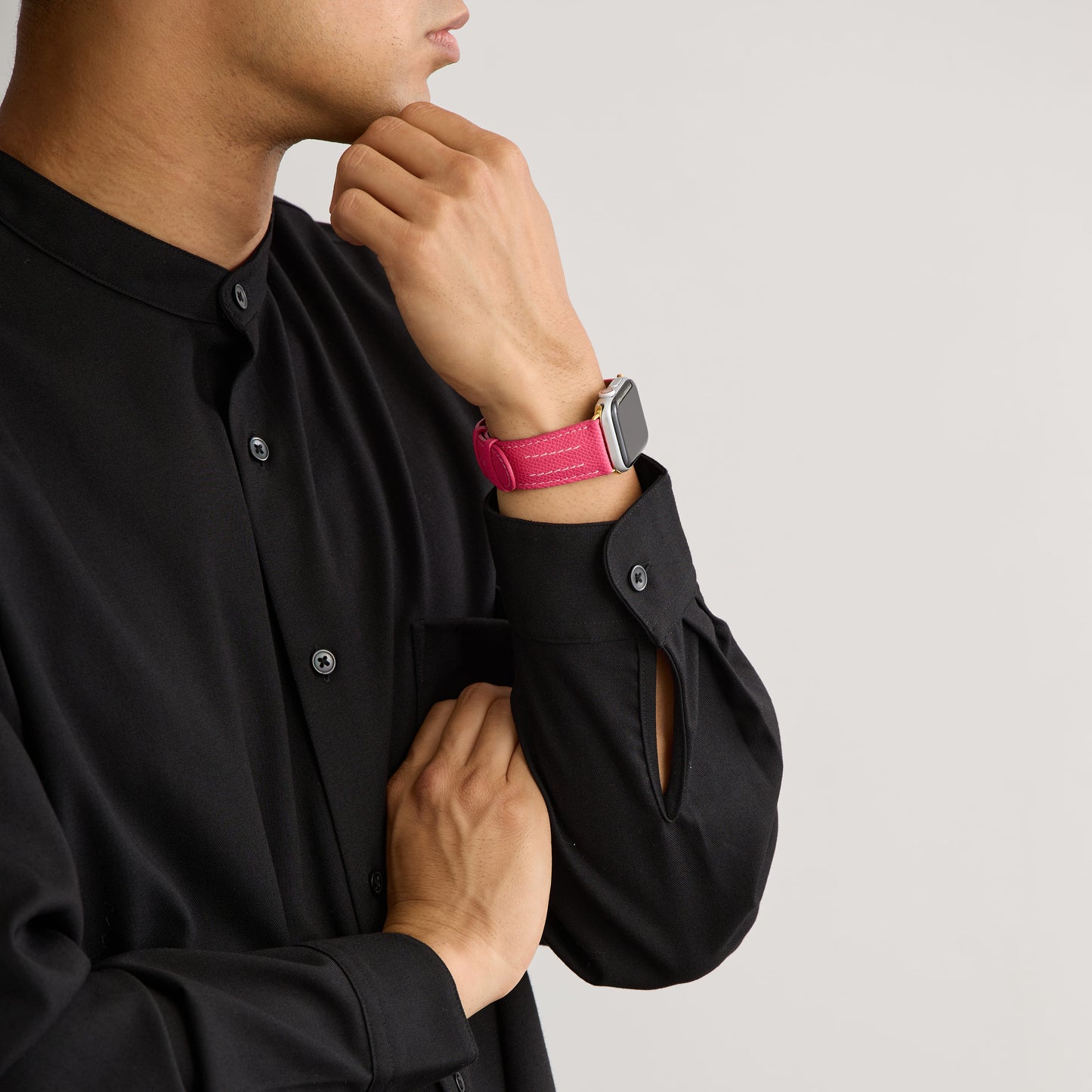 AppleWatchレザーバンド【38mm/40mm/41mm】(色:ピンク×ホワイトピンク)人物写真4