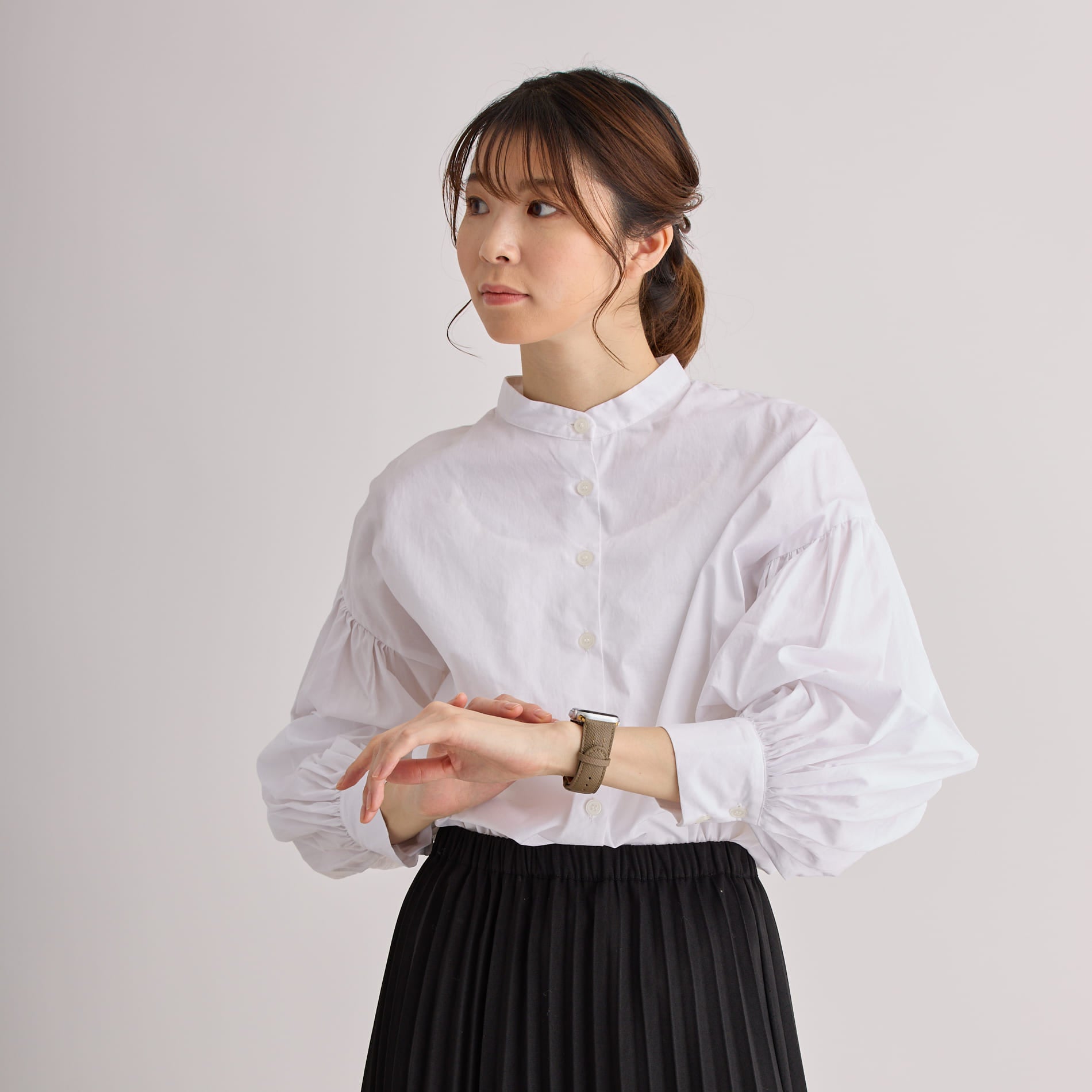 【YUTORI】AppleWatch用ラグジュアリーレザーバンド(色:トープ)人物着用1