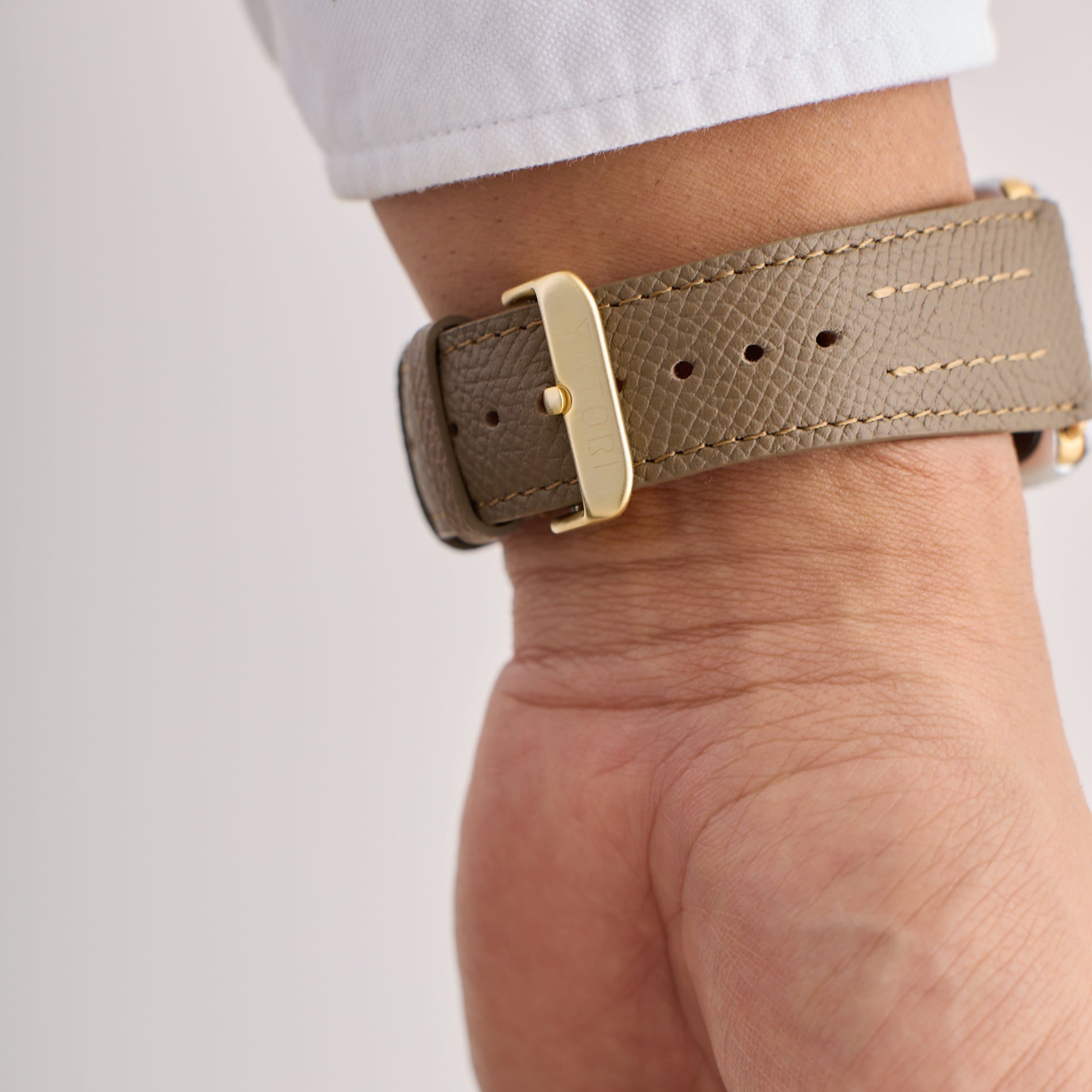 【YUTORI】AppleWatch用ラグジュアリーレザーバンド(色:トープ、シルバー金具)人物着用4