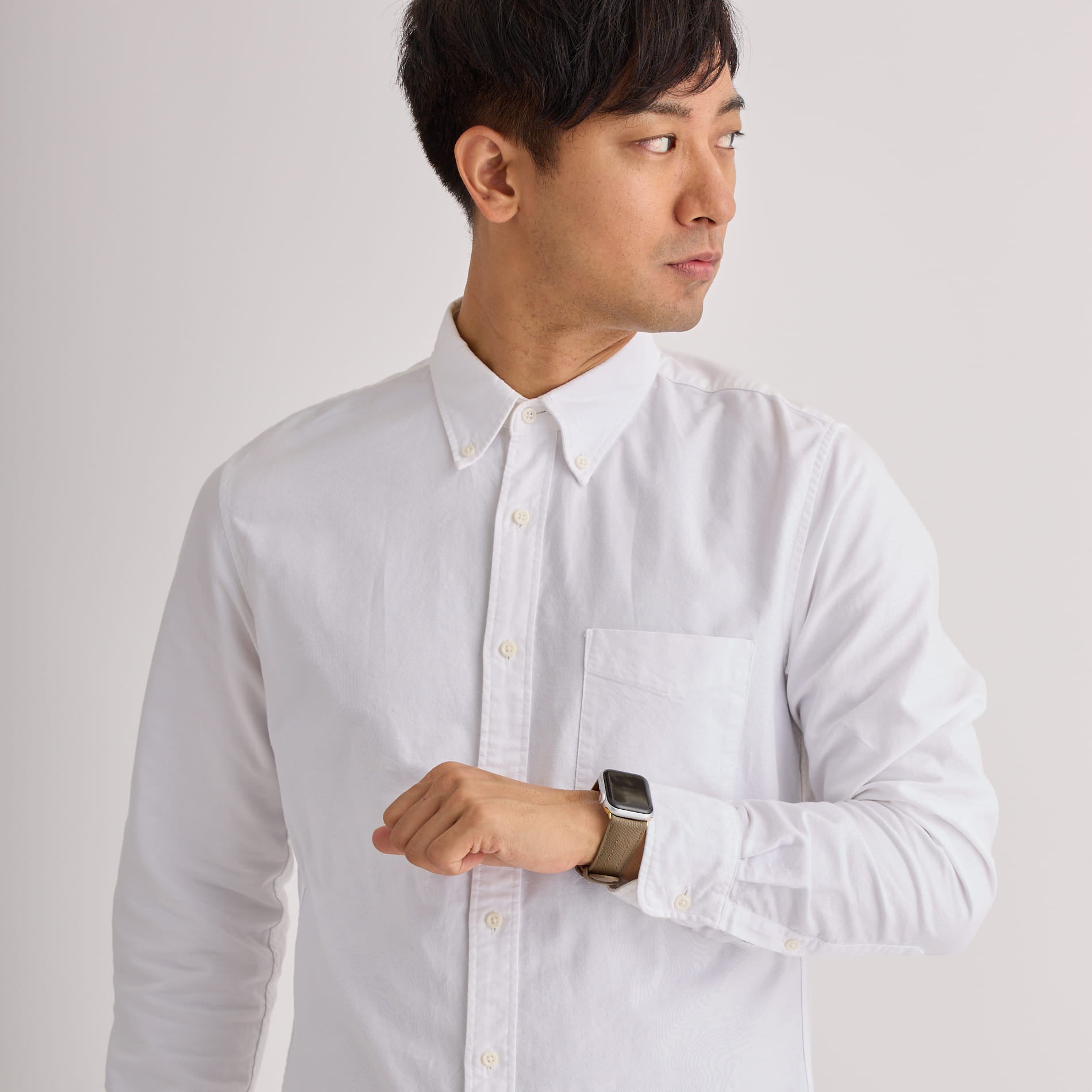 【YUTORI】AppleWatch用ラグジュアリーレザーバンド(色:トープ、シルバー金具)人物着用3