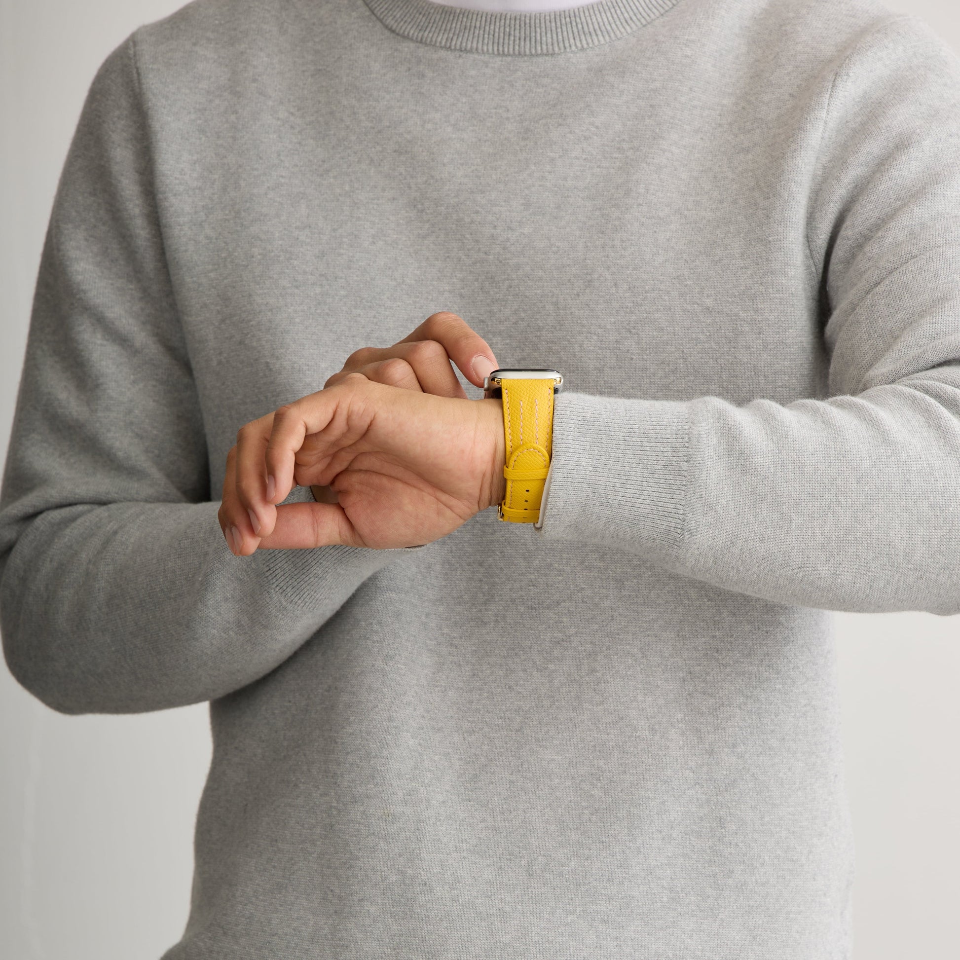 AppleWatchレザーバンド【42mm/44mm/45mm】(色：イエロー×ホワイトパープル)人物写真1