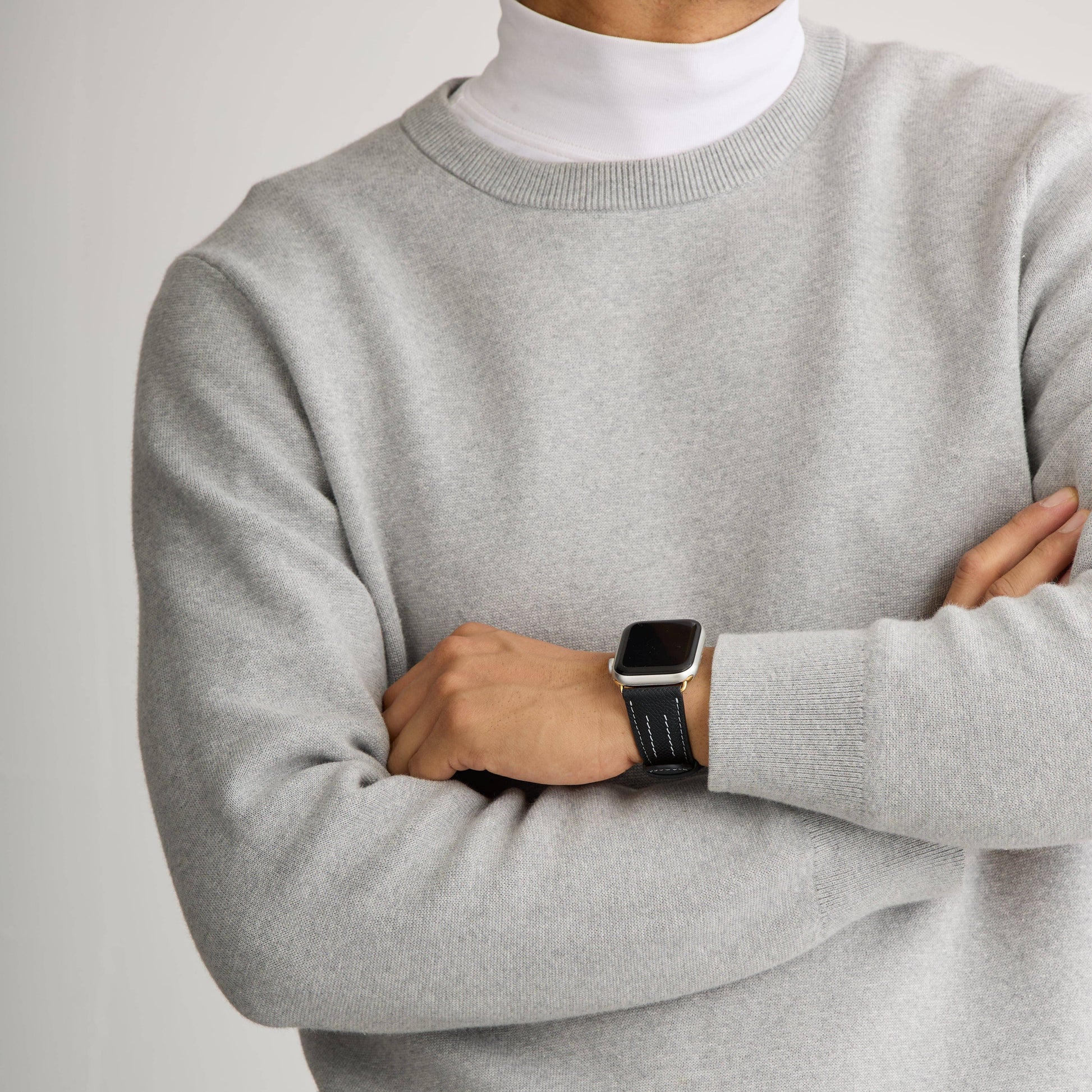 AppleWatchレザーバンド【42mm/44mm/45mm】(色：ブラック×ホワイト)人物写真1