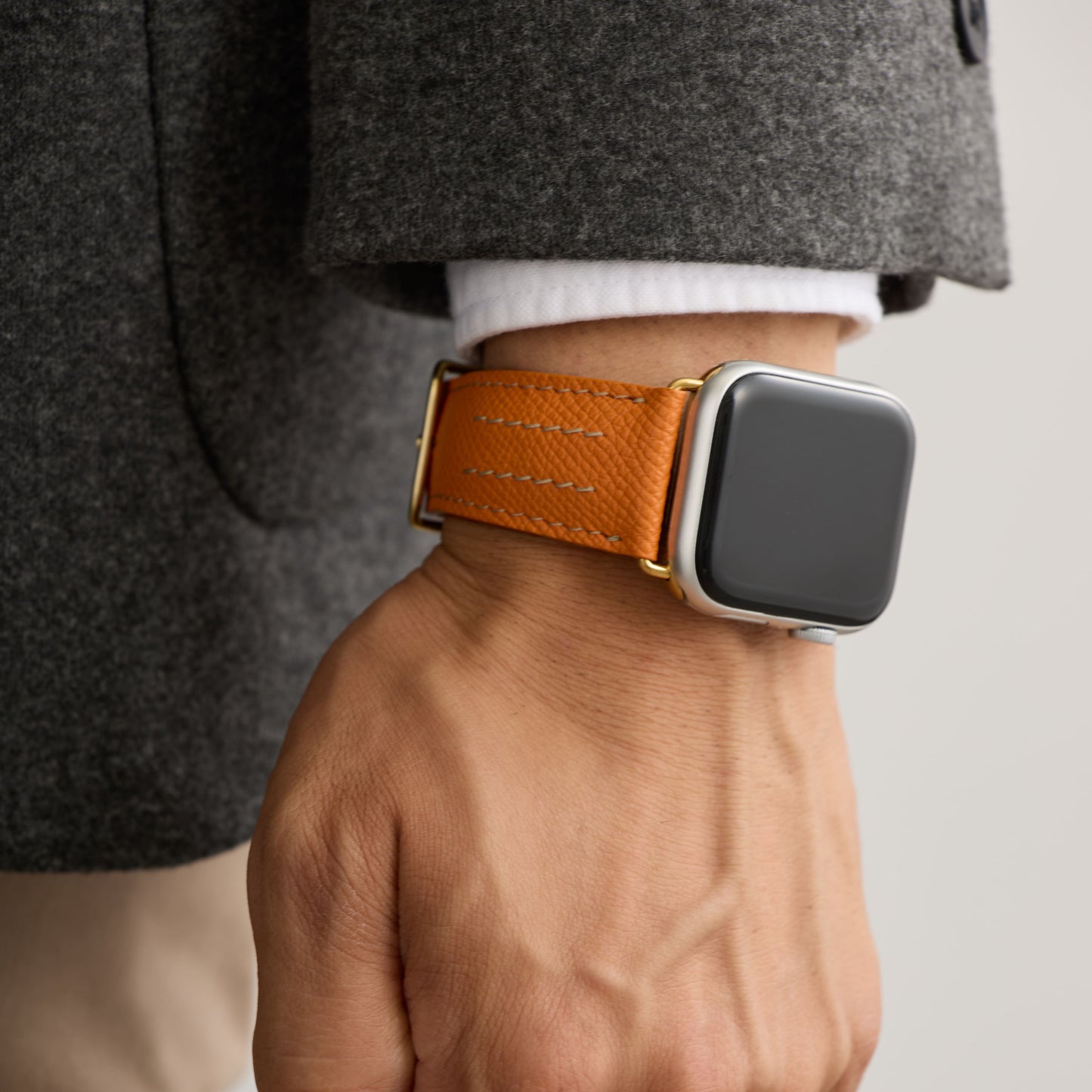 AppleWatchレザーバンド【38mm/40mm/41mm】(色：オレンジ×ゴールド)人物写真1