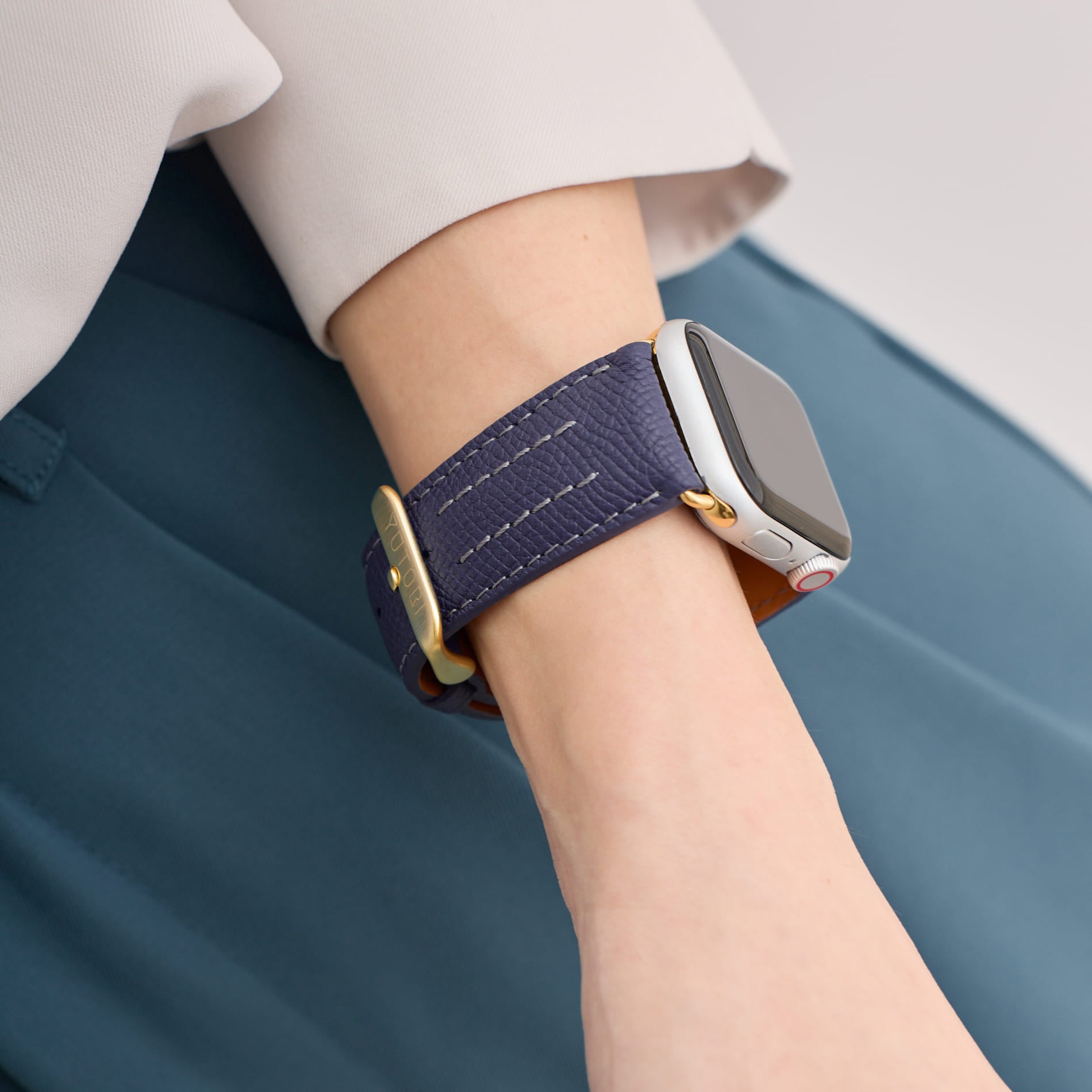 【YUTORI】AppleWatch用ラグジュアリーレザーバンド(色：インクブルー)人物着用1