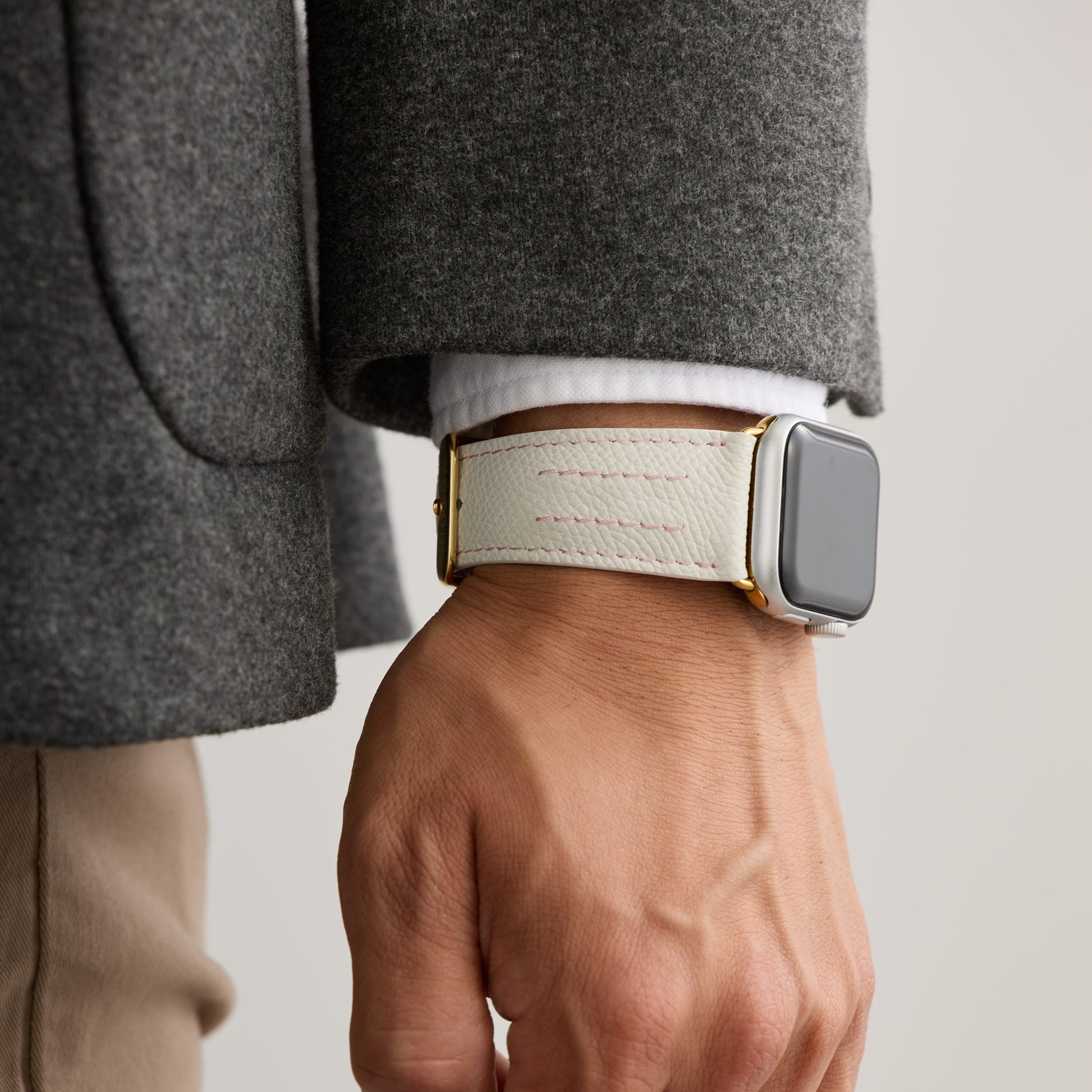AppleWatchレザーバンド【38mm/40mm/41mm】(色：ホワイト×ピンク)人物写真1