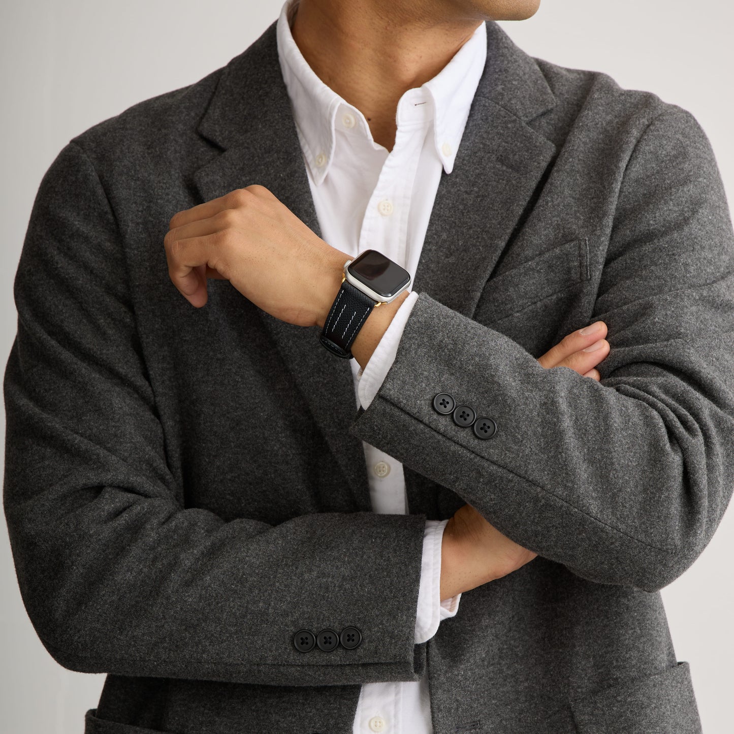 AppleWatchレザーバンド【38mm/40mm/41mm】(色：ブラック×ホワイト)人物写真1