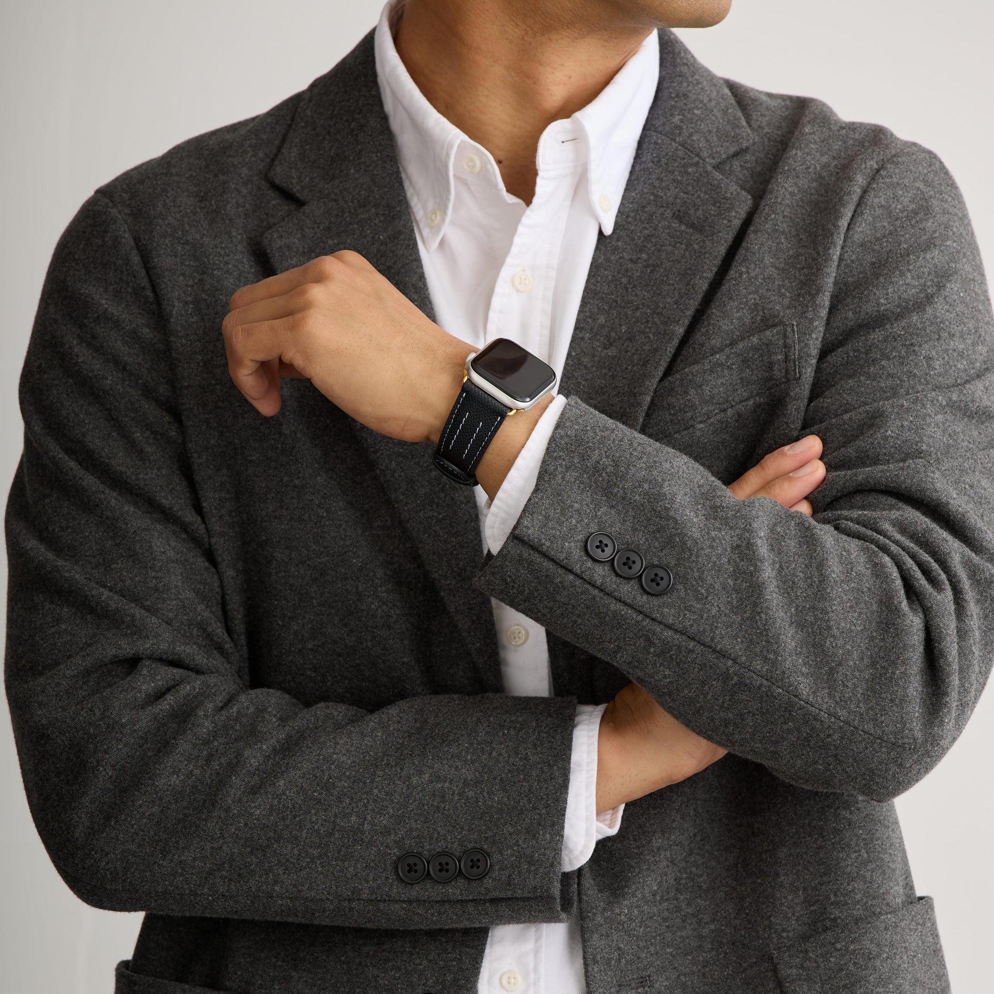 AppleWatchレザーバンド【38mm/40mm/41mm】(色：ブラック×ホワイト)人物写真1