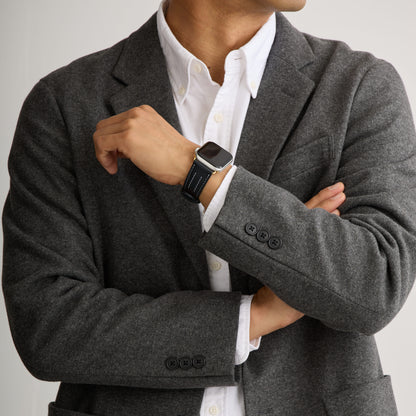 AppleWatchレザーバンド【38mm/40mm/41mm】(色：ブラック×ホワイト)人物写真1