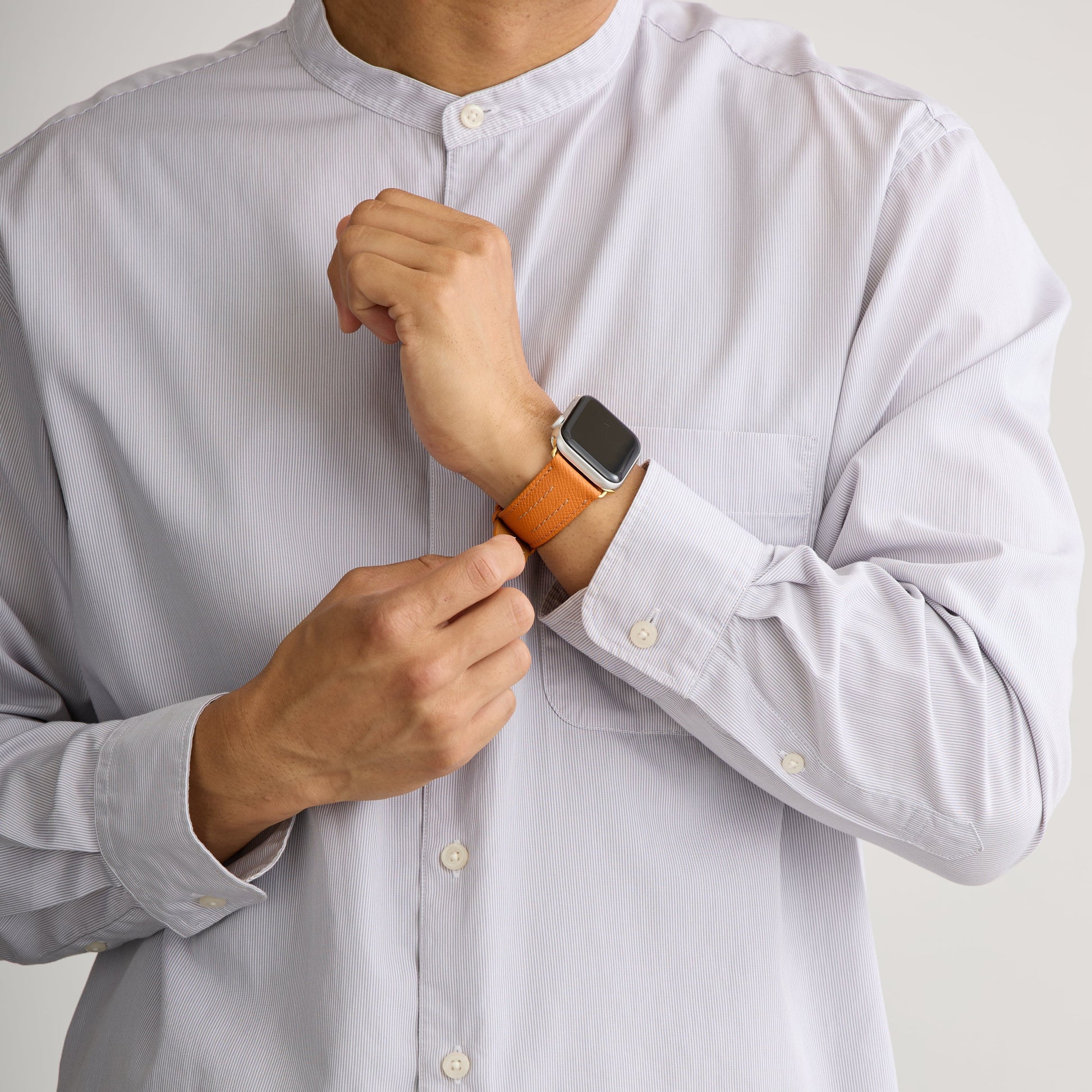 AppleWatchレザーバンド【42mm/44mm/45mm】(色：オレンジ×ゴールド)人物写真2