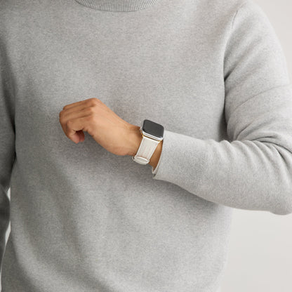 AppleWatchレザーバンド【42mm/44mm/45mm】(色：ホワイト×ピンク)人物写真2
