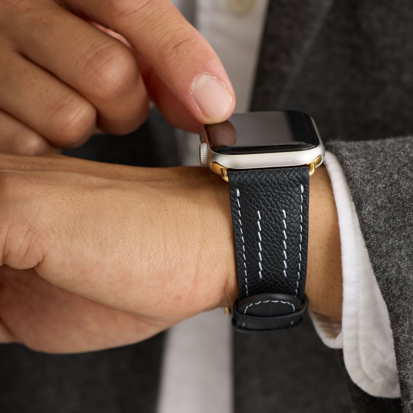AppleWatchレザーバンド【38mm/40mm/41mm】(色：ブラック×ホワイト)人物写真2