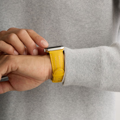 AppleWatchレザーバンド【42mm/44mm/45mm】(色：イエロー×ホワイトパープル)人物写真3