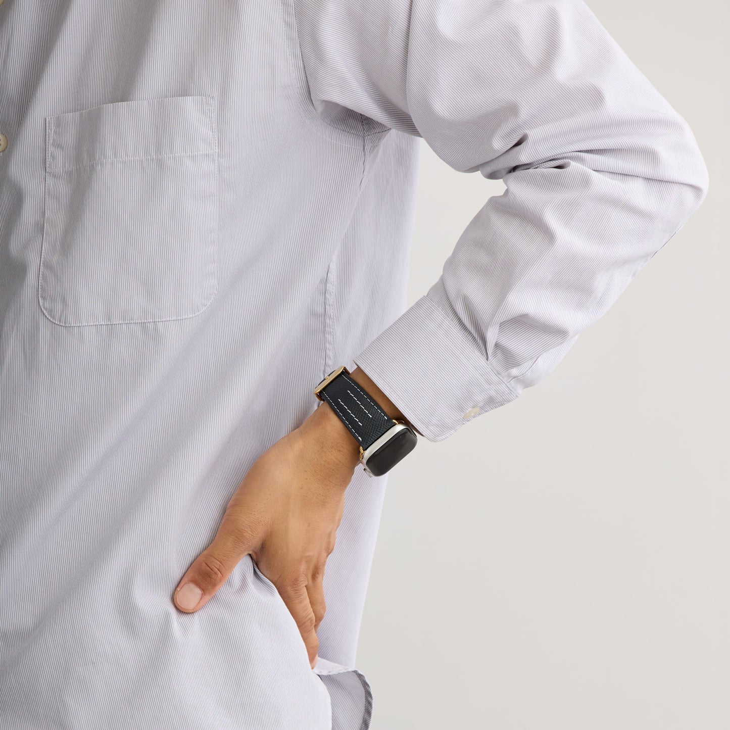 AppleWatchレザーバンド【42mm/44mm/45mm】(色：ブラック×ホワイト)人物写真3