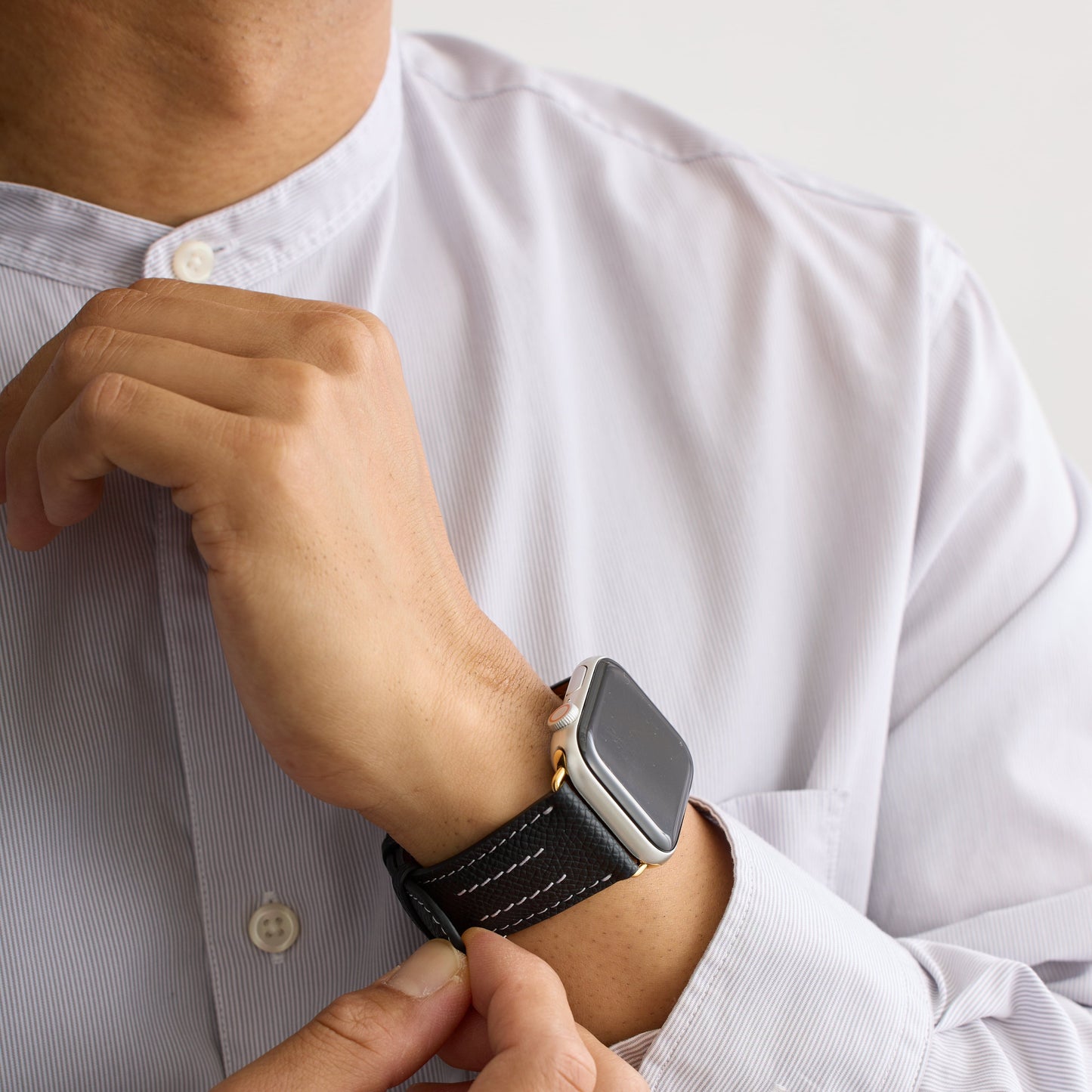 AppleWatchレザーバンド【42mm/44mm/45mm】(色：ブラック×ホワイト)人物写真4