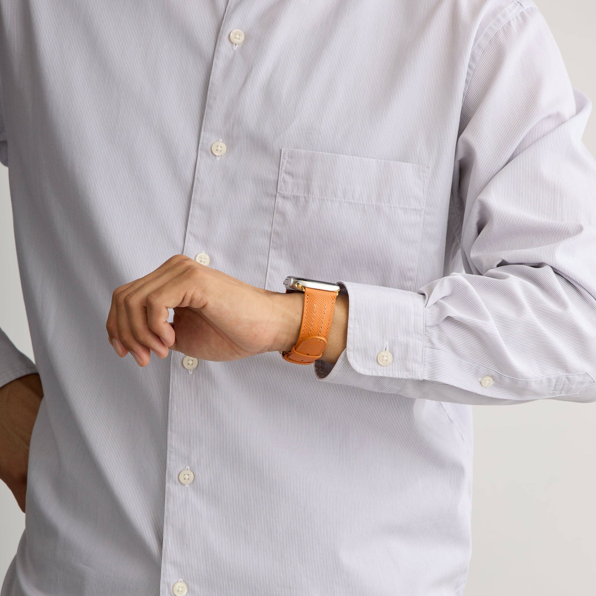 AppleWatchレザーバンド【42mm/44mm/45mm】(色：オレンジ×ゴールド)人物写真4
