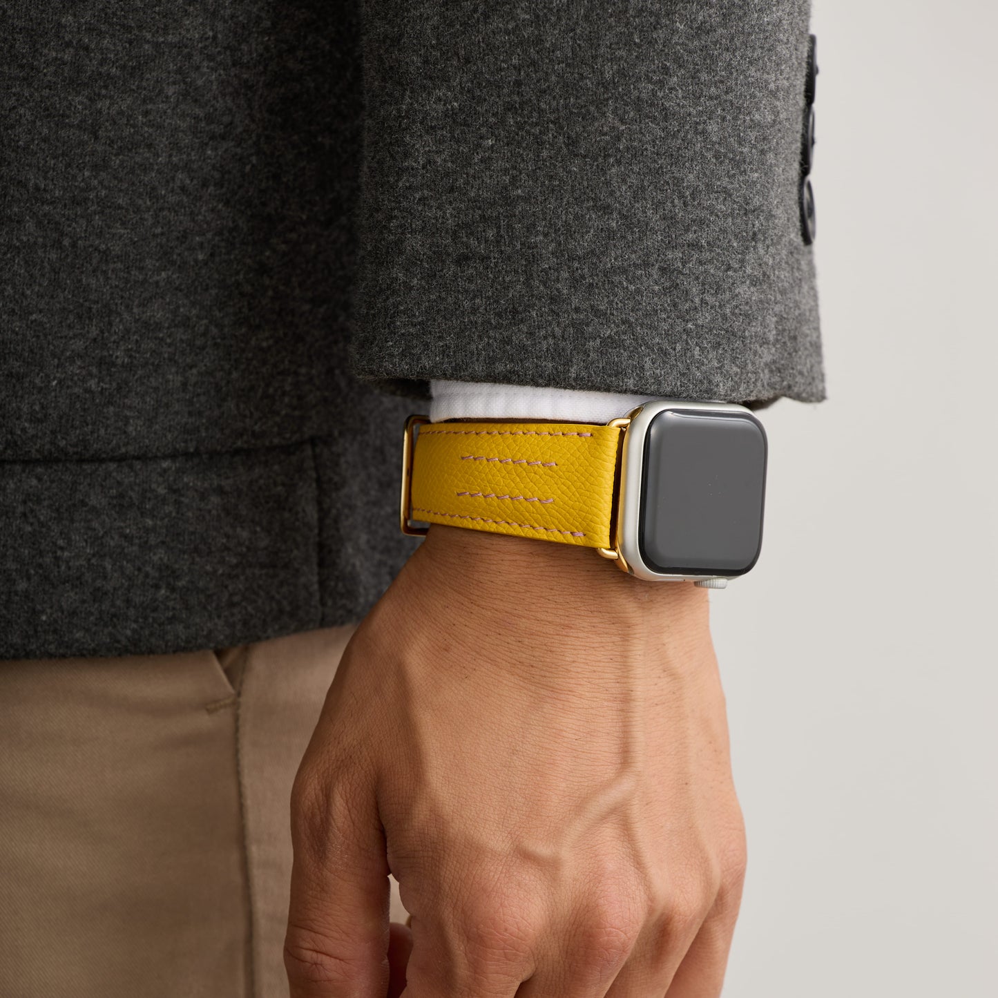 AppleWatchレザーバンド【38mm/40mm/41mm】(色：イエロー×ホワイトパープル)人物写真4