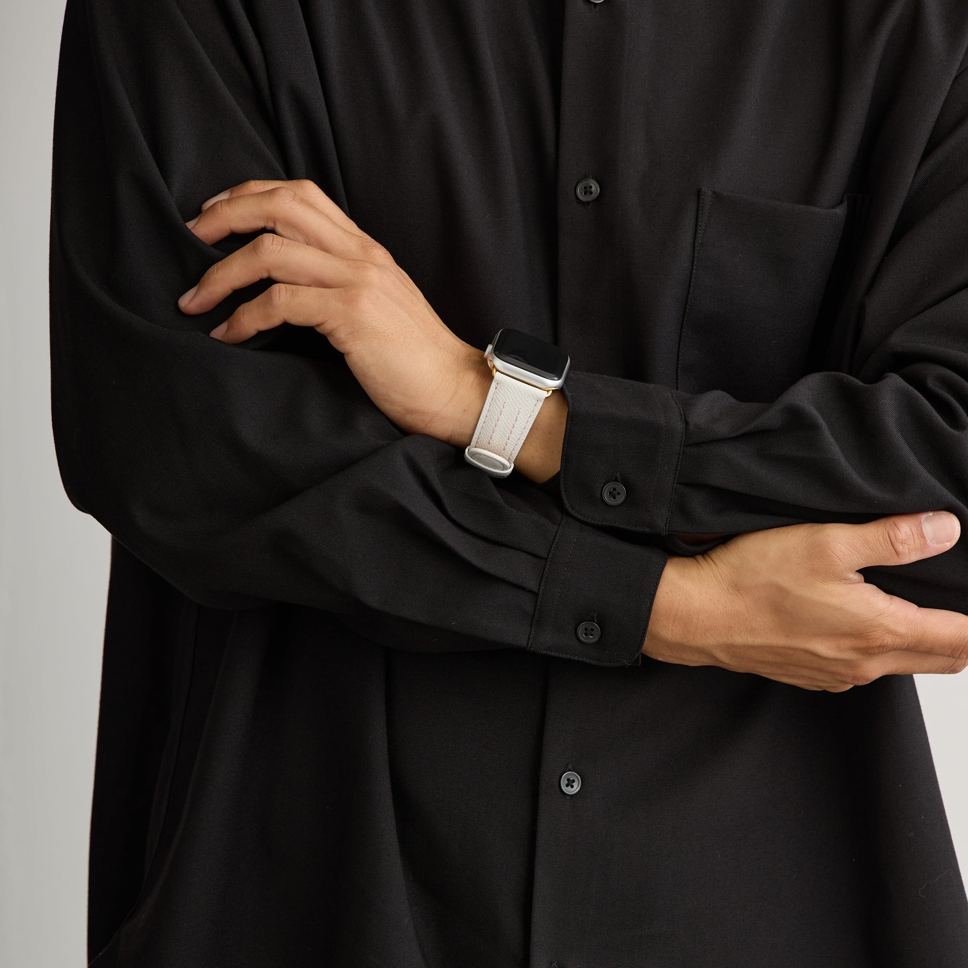AppleWatchレザーバンド【38mm/40mm/41mm】(色：ホワイト×ピンク)人物写真4