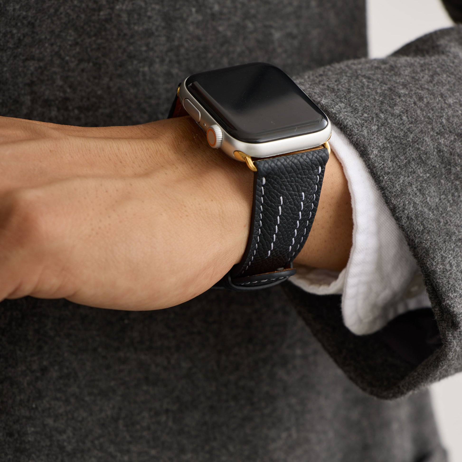 AppleWatchレザーバンド【38mm/40mm/41mm】(色：ブラック×ホワイト)人物写真4