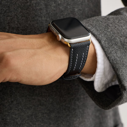 AppleWatchレザーバンド【38mm/40mm/41mm】(色：ブラック×ホワイト)人物写真4