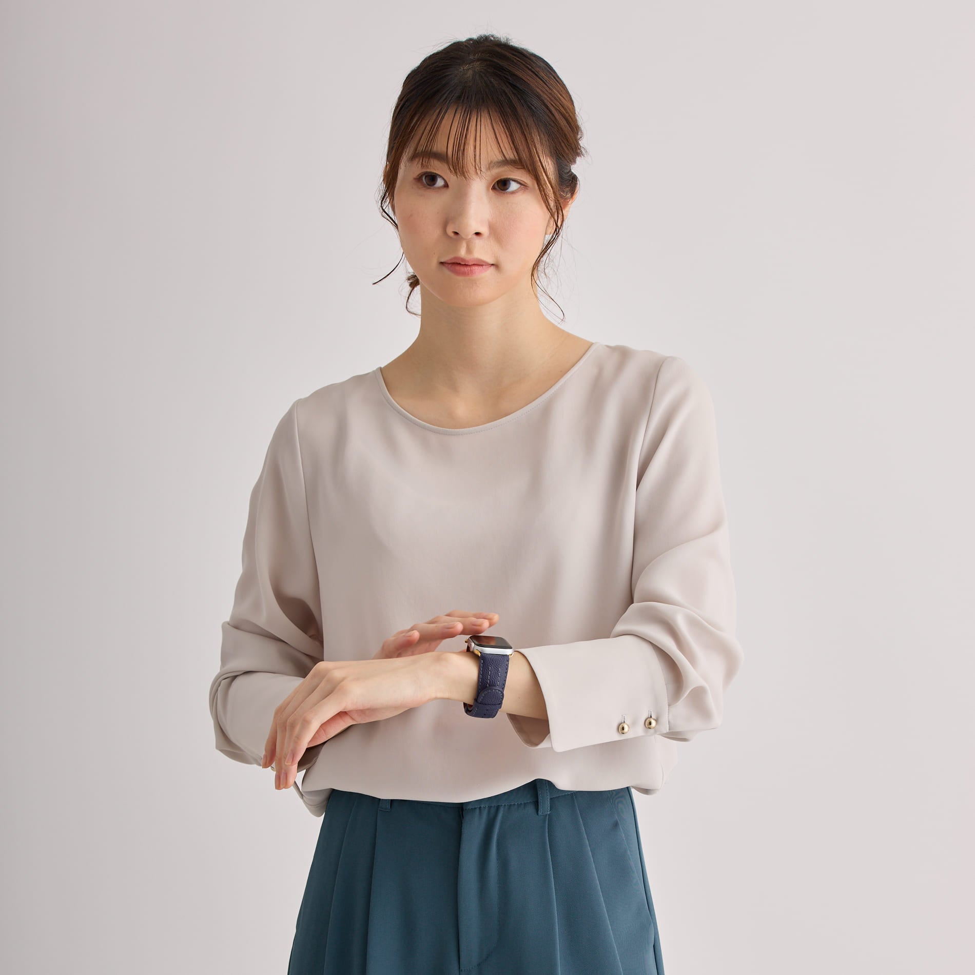 【YUTORI】AppleWatch用ラグジュアリーレザーバンド(色：インクブルー)人物着用2