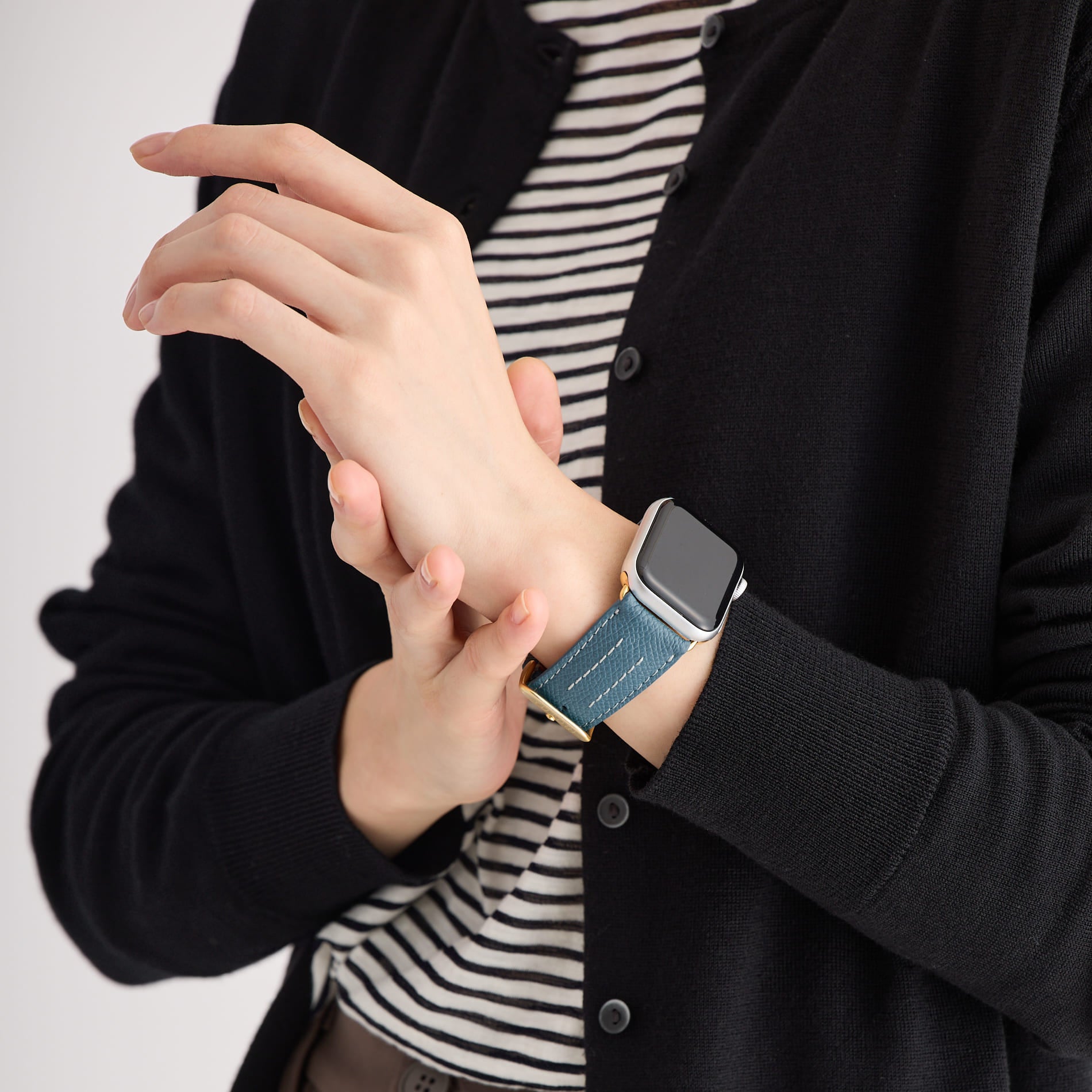 【YUTORI】AppleWatch用ラグジュアリーレザーバンド(色：ターコイズ、シルバー金具)人物着用2