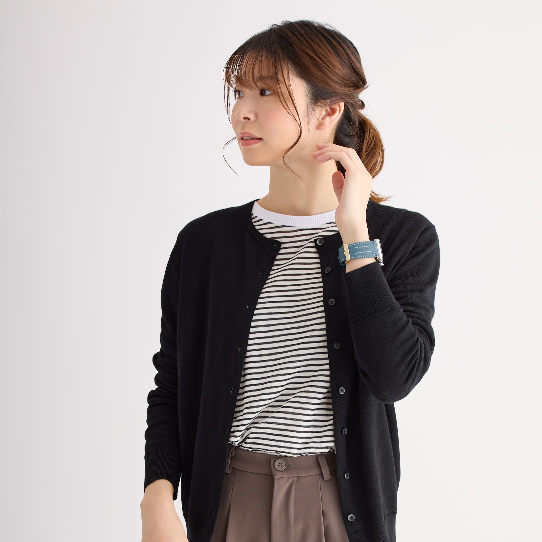 【YUTORI】AppleWatch用ラグジュアリーレザーバンド(色：ターコイズ)人物着用1