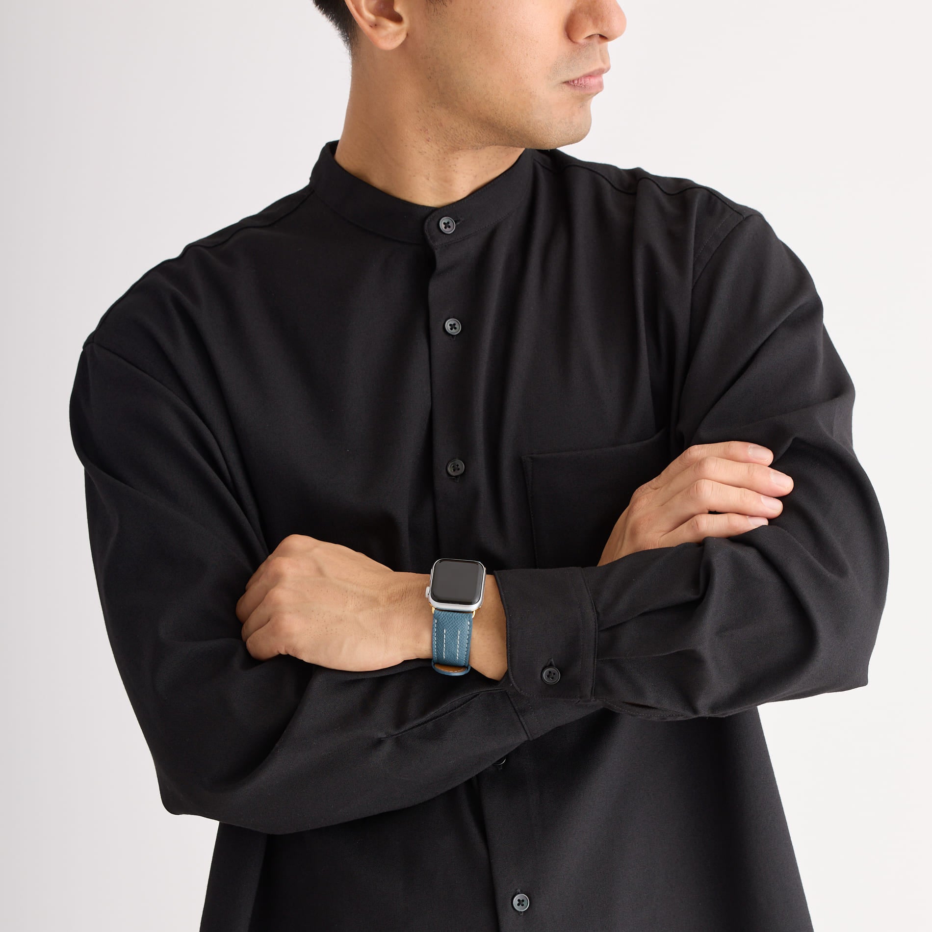 【YUTORI】AppleWatch用ラグジュアリーレザーバンド(色：ターコイズ、シルバー金具)人物着用3