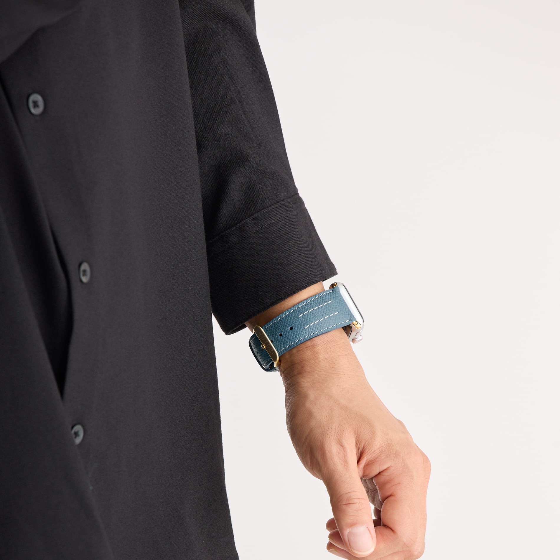 【YUTORI】AppleWatch用ラグジュアリーレザーバンド(色：ターコイズ、シルバー金具)人物着用4
